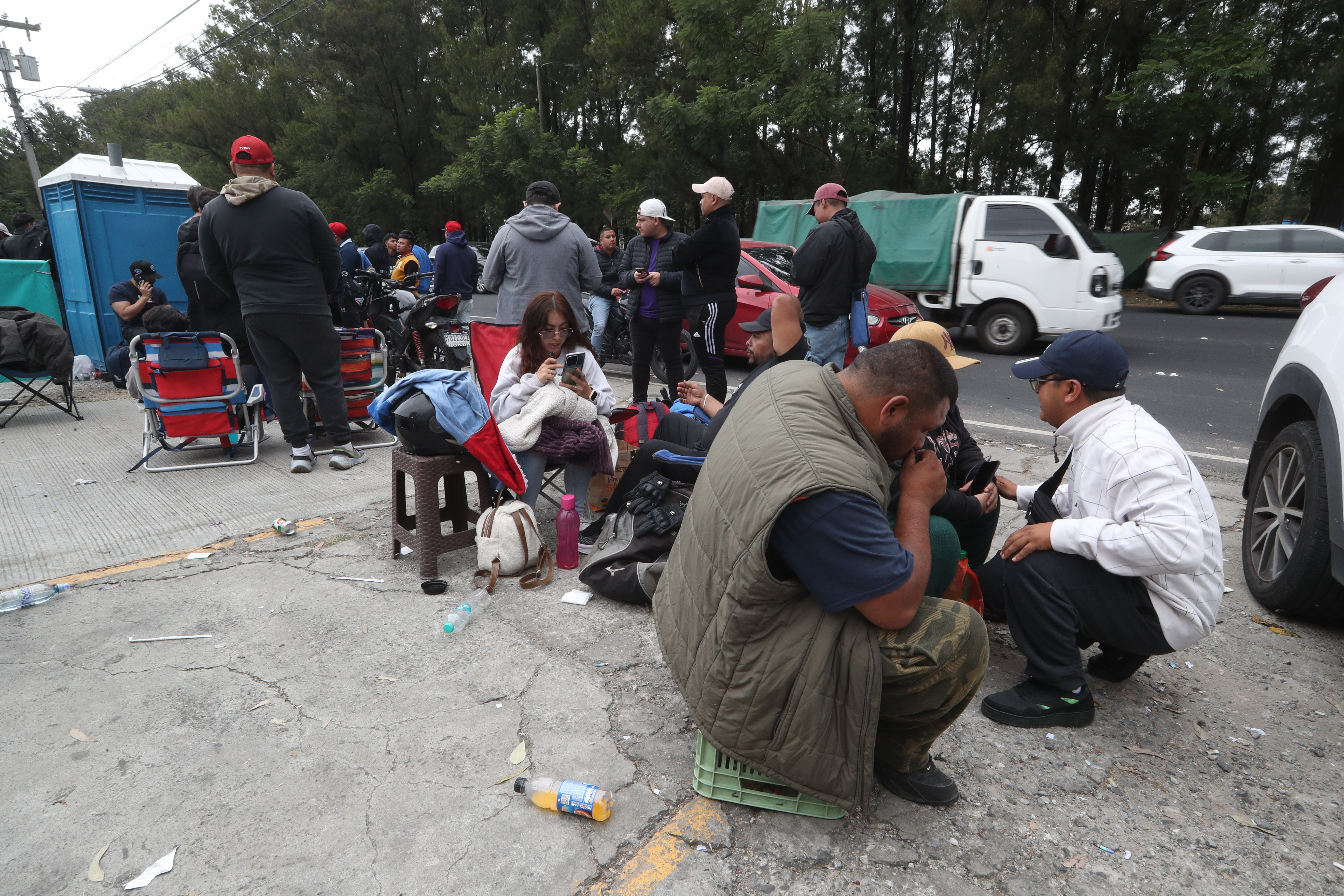 A partir de las 7 horas de este martes 4 de noviembre, los aficionados podrán adquirir sus entradas en el banco de la localidad para los esperados partidos de Guatemala ante Surinam y Panamá en el estadio Manuel Felipe Carrera “El Trébol”. (Foto Prensa Libre: Esbin Garcia) 