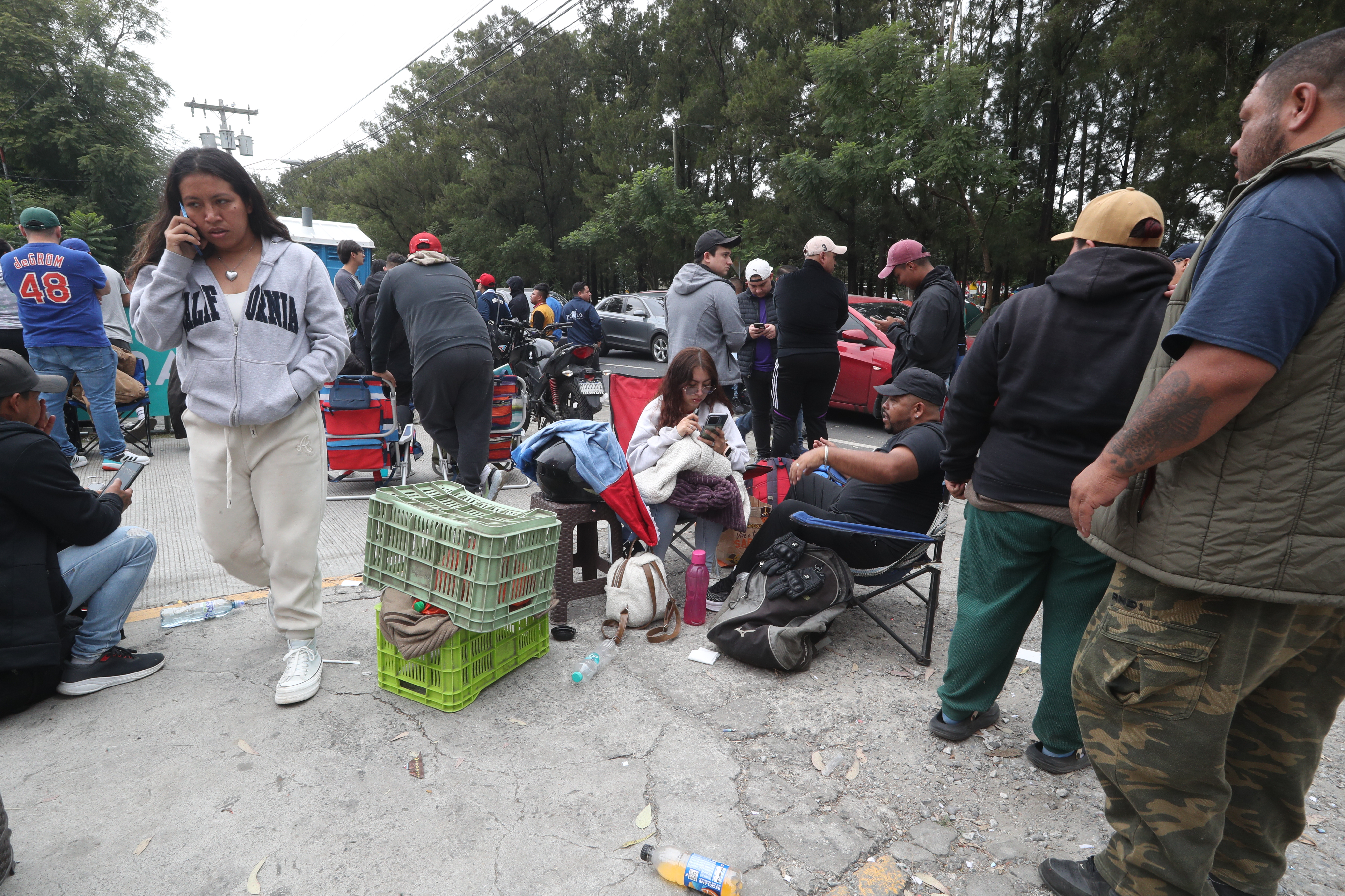 Cientos de aficionados  se hacen presentes en instalaciones del banco en la zona 15, llevan a cabo   una fila para poder comprarr boletos y asistir al estadio a presenciar el  encuentro de la Seleccin de Guatemala y Panama en la eliminatoria para ir al mundial. 




Fotografa Esbin Garcia 03-11-25-