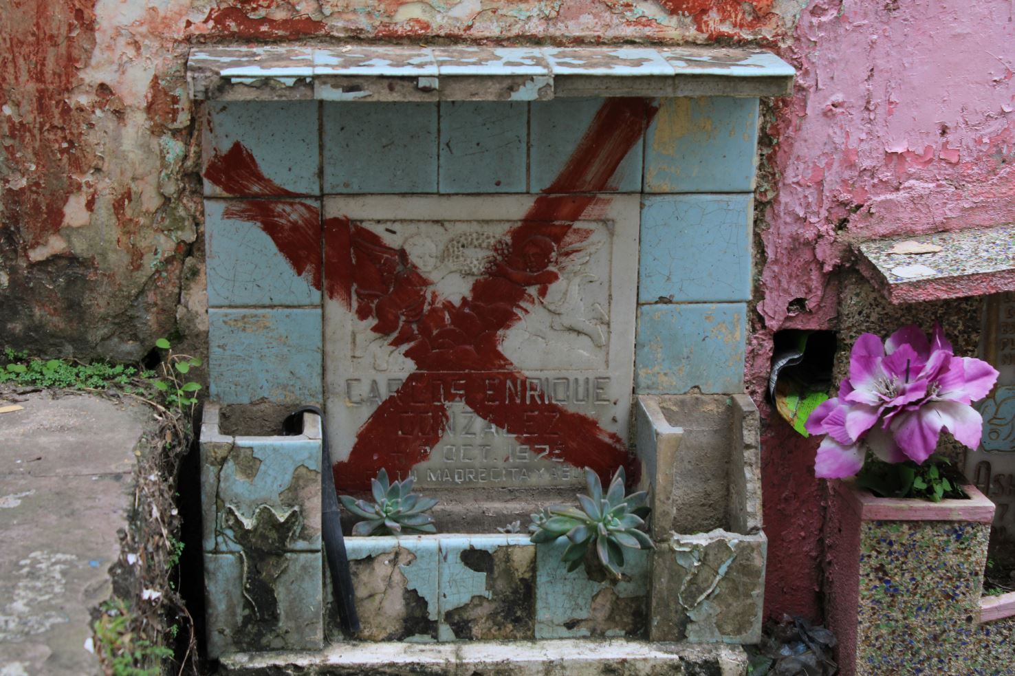 Con una equis de color rojo los sepultureros marcan los difuntos olvidados en el Cementerio General en la zona 3 de la capital. (Foto Prensa Libre: Annia Juárez)