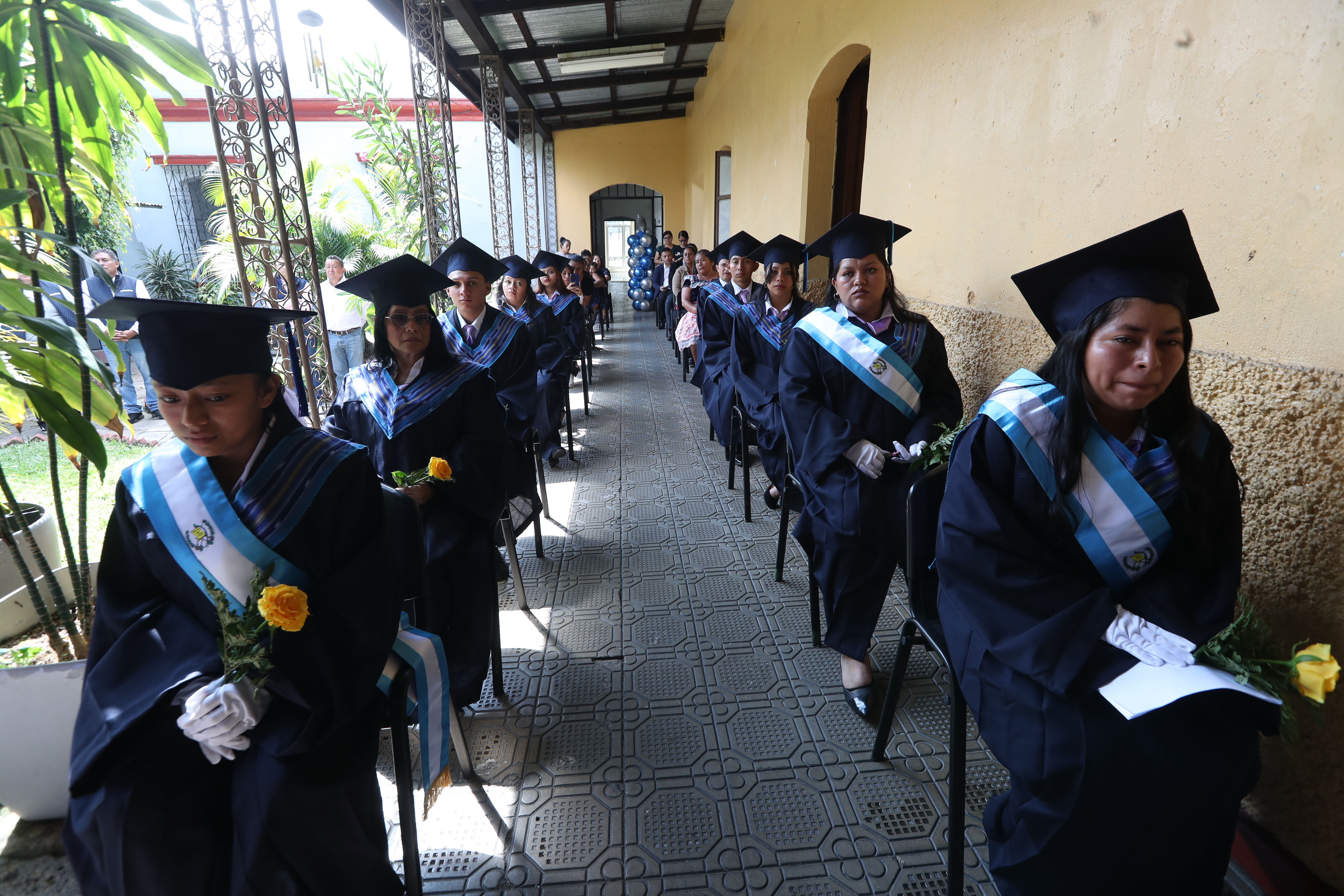 Trece Promocin de la Escuela de Voceadores de Prensa Libre participaron en su acto de graduacin tras haber culminado sus estudios a nivel diversificado. La doceava promocin de estudiantes obtuvo el ttulo de bachilleres en Ciencias y Letras 


 Foto. Prensa Libre:  Erick Avila.   07/11/2025