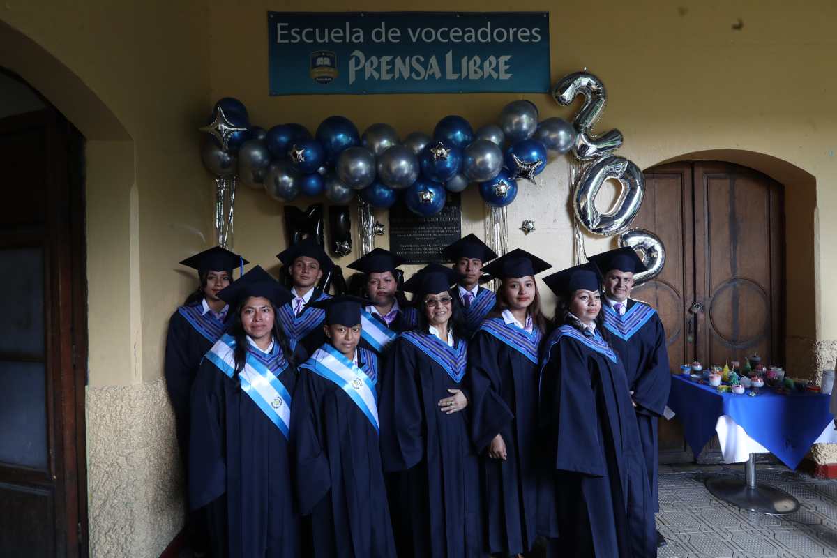 Trece estudiantes de la Escuela de Voceadores de Prensa Libre celebran su graduación como bachilleres en ciencias y letras, el 7 de noviembre del 2025. Foto Prensa Libre: Erick Ávila.