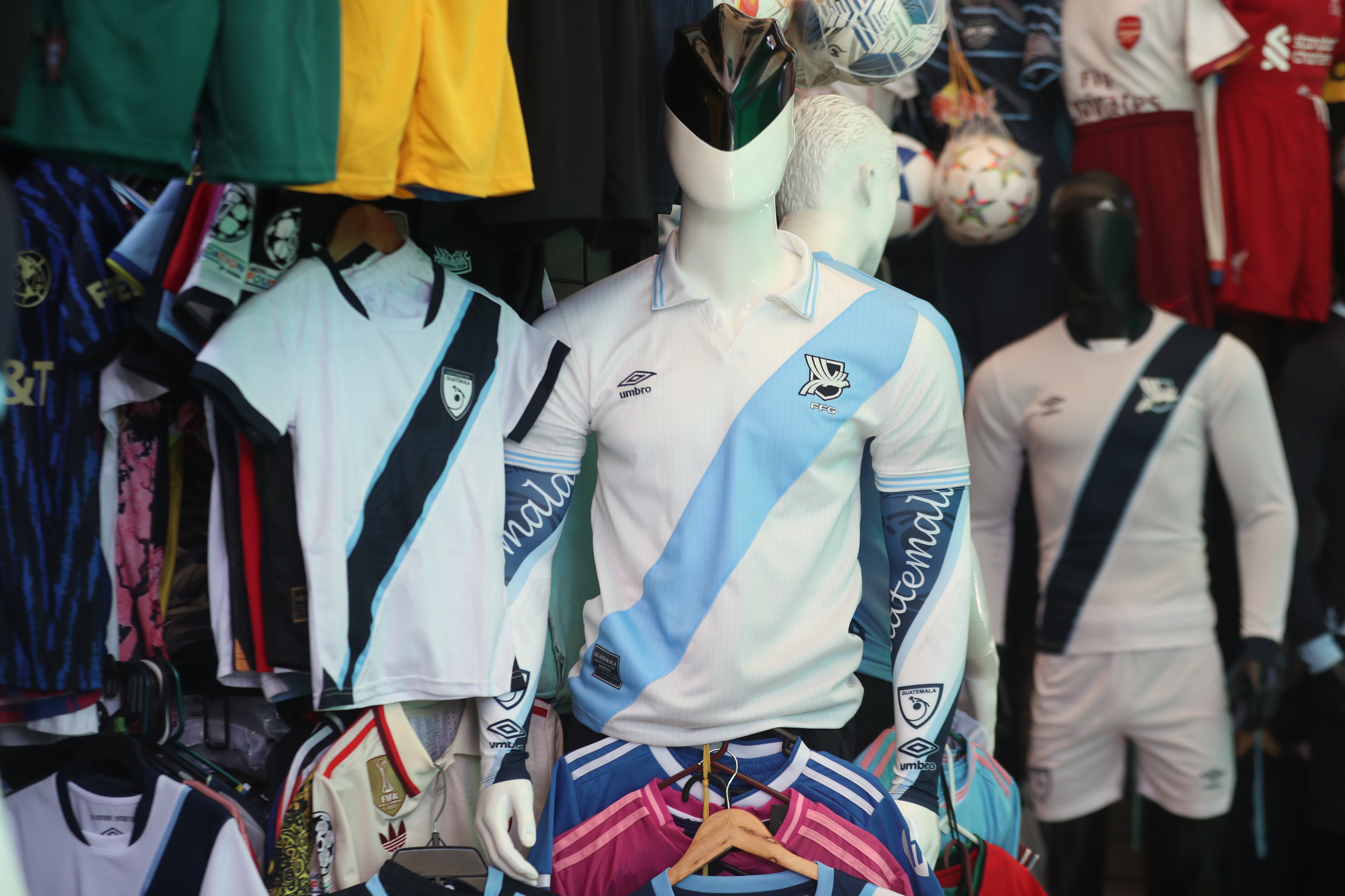 vendedor en el Amate donde venden camisolas de la Seleccion Nacional de Ftbol apoyan a la seleccin muchos vendedores realizaron viaje a Panama para apoyar a la seleccin partido de Guatemala.


 Foto. Prensa Libre:  Erick Avila.   09/11/2025