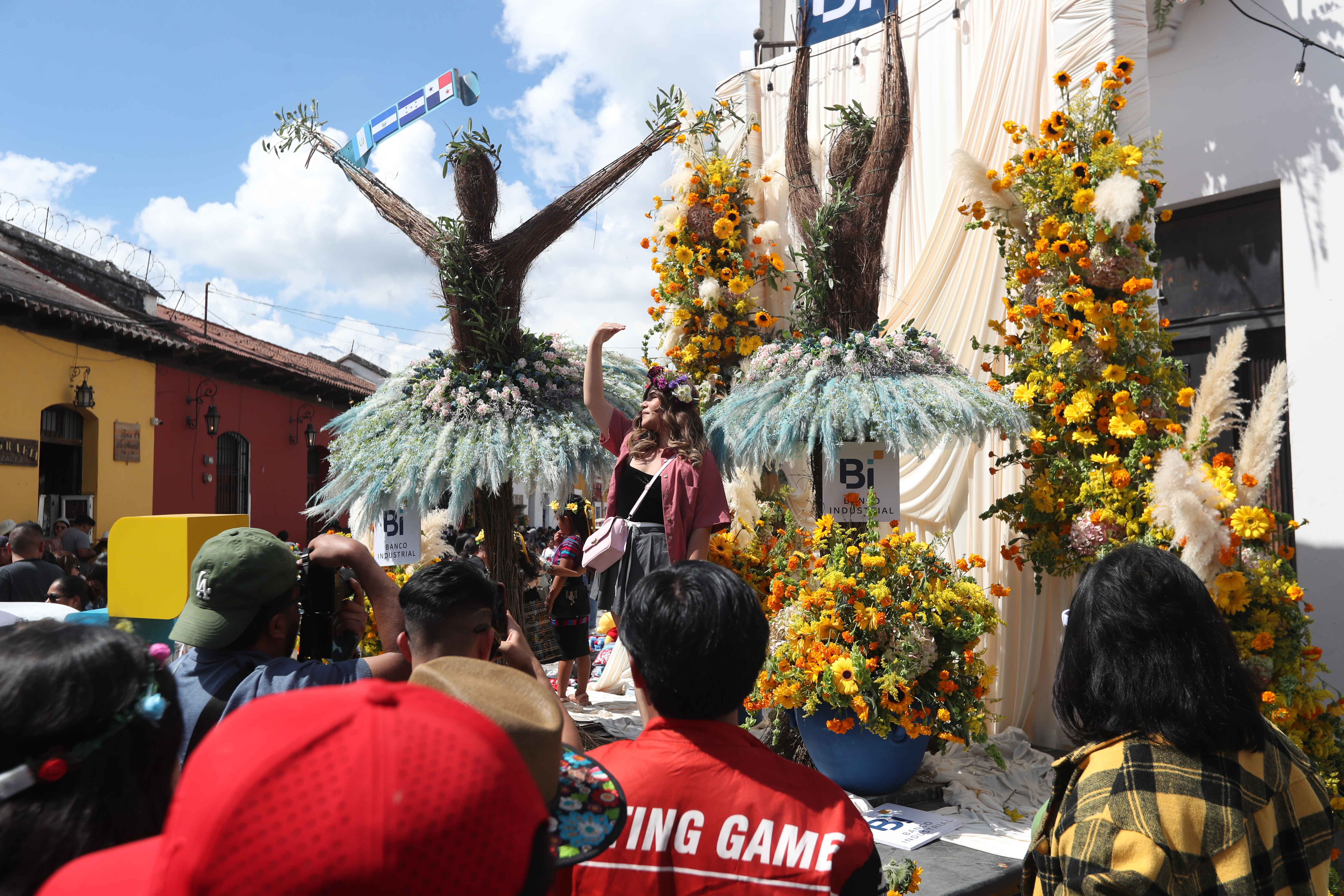 Cientos de guatemaltecos visitaron Antigua Guatemala  para disfrutar el festival de las Flores, que celebr la creatividad y el arte bajo el lema. Ciudad de las artes. Donde florecen las estrellas.

Foto. Prensa Libre:   Erick Avila.   16/11/2025