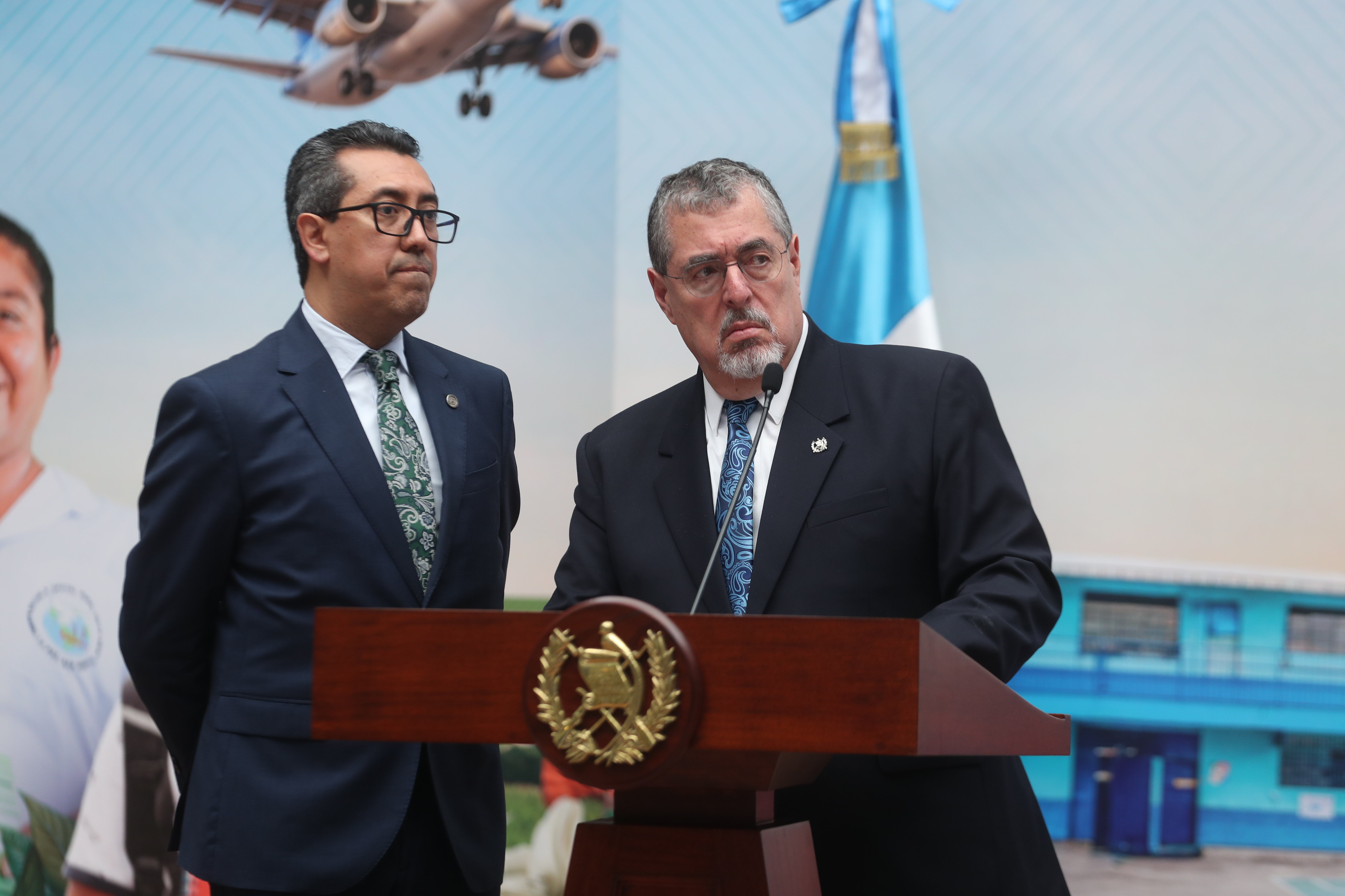 Jonathan Kiril Thomas Menkos Zeissig, ministro de finanzas, Bernardo Arevalo presidente de Guatemala en conferencia de prensa La Ronda se refiere al presupuesto 2026 y a los prestamos que el congreso de la repblica aprob para el ao 2026, el gobierno dice que van a utilizar hasta el ultimo centavo para el pueblo guatemalteco

Foto: Erick Avila   26/11/2025