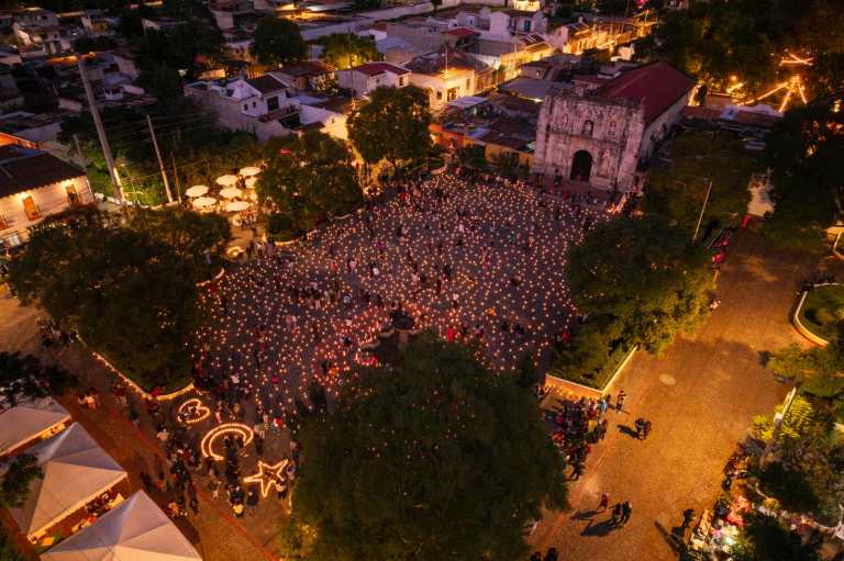 Imágenes: San Gaspar Vivar se ilumina en la celebración de la Noche de Velas del 2
