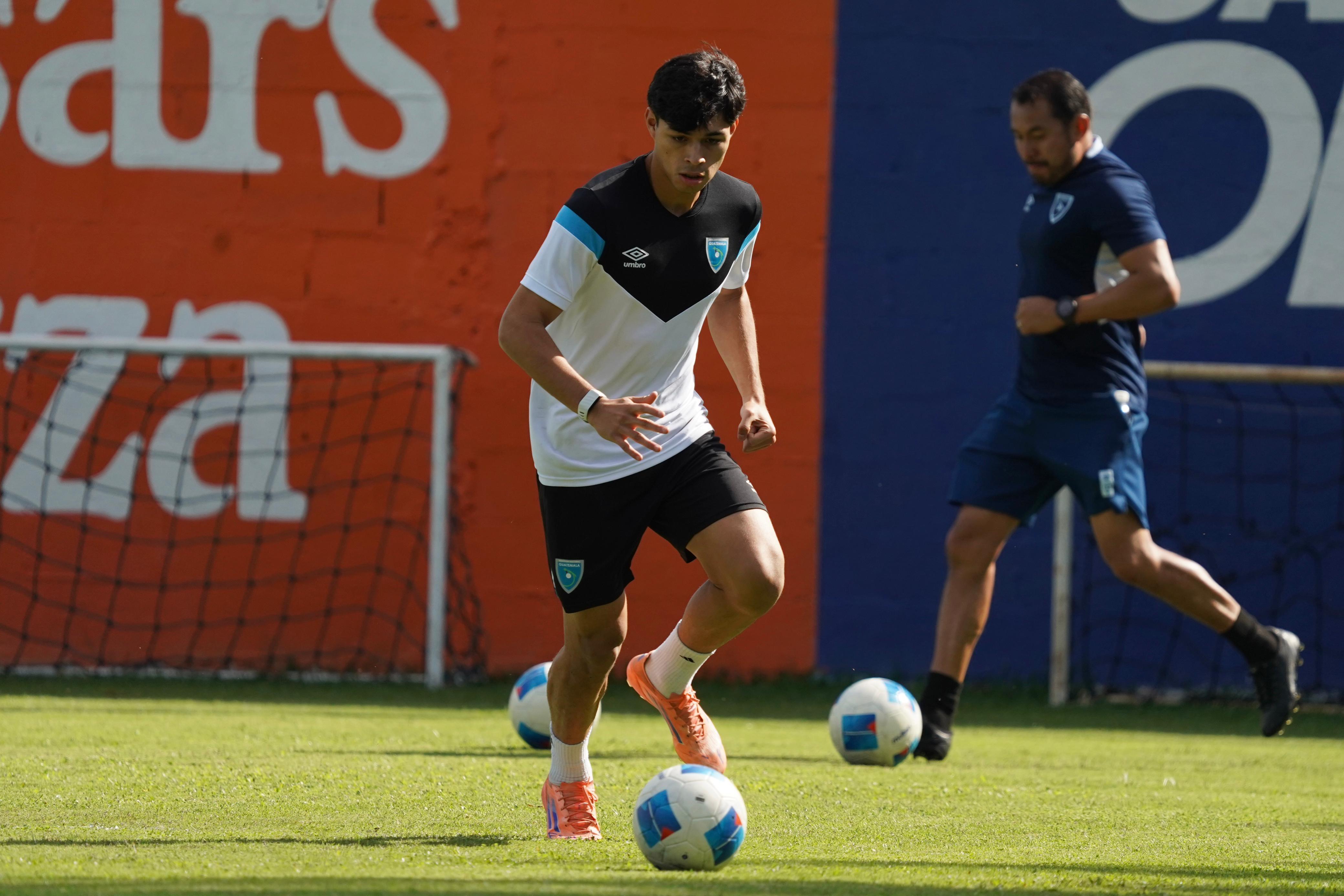 “Todos venimos con la ilusión de hacer historia”, dice Olger Escobar al momento de arribar a Guatemala