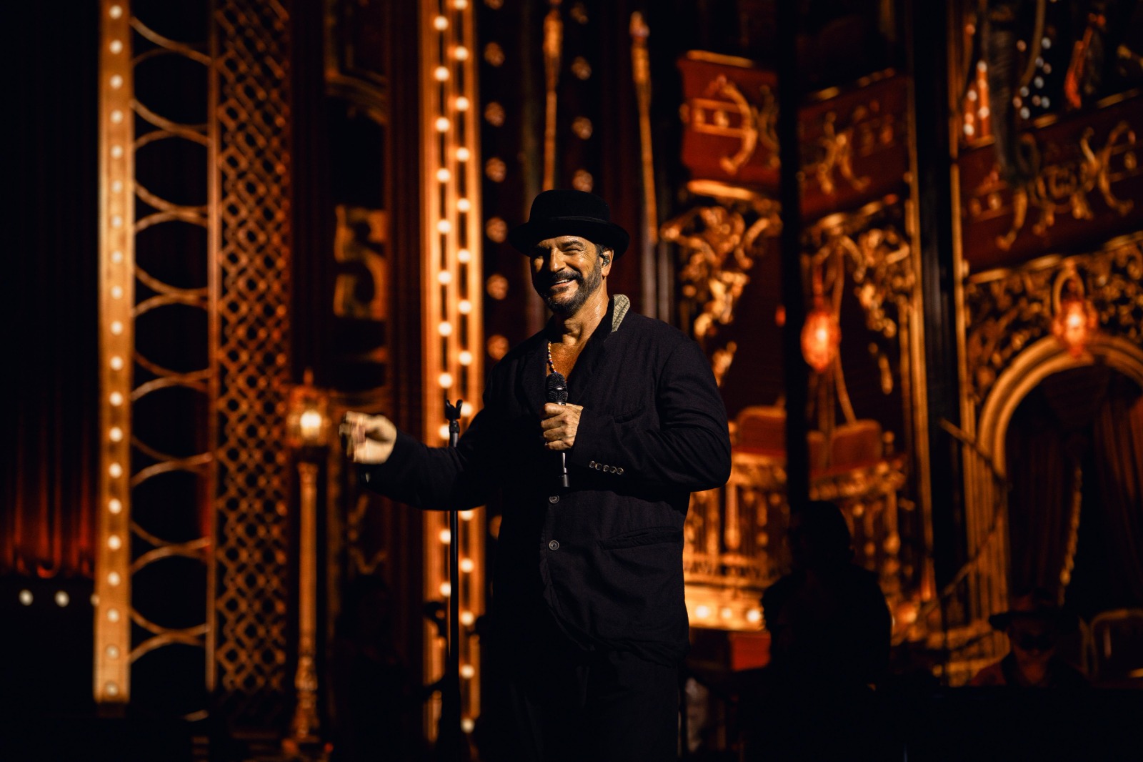 Residencia de Ricardo Arjona: Viajó seis mil kilómetros y, entre lágrimas, expresa lo que significa estar en el escenario como “la señora de las 4 décadas”