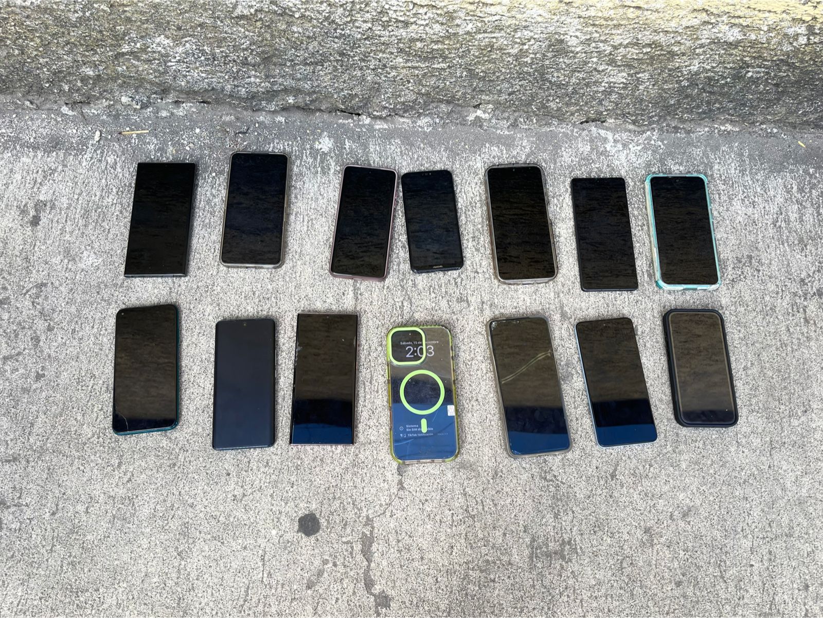 PNC captura a mujer con 14 celulares robados durante Festival de las Flores en la Antigua, Guatemala