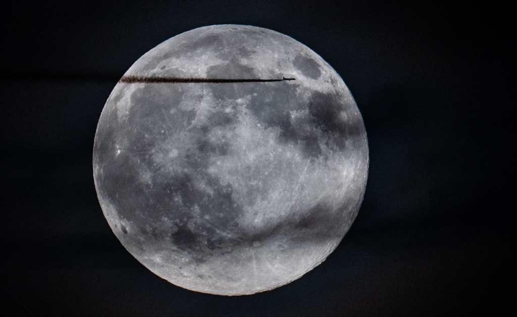 La luna llena de noviembre brilló en Vienna, Austria, contrastando con brillo magnifico para nada persona en su transitar. (Foto Prensa Libre: AFP)