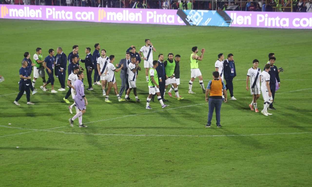 Jugadores de la Bicolor al terminar el encuentro frente a Surinam. (Foto Prensa Libre: Ãrick Ãvila).