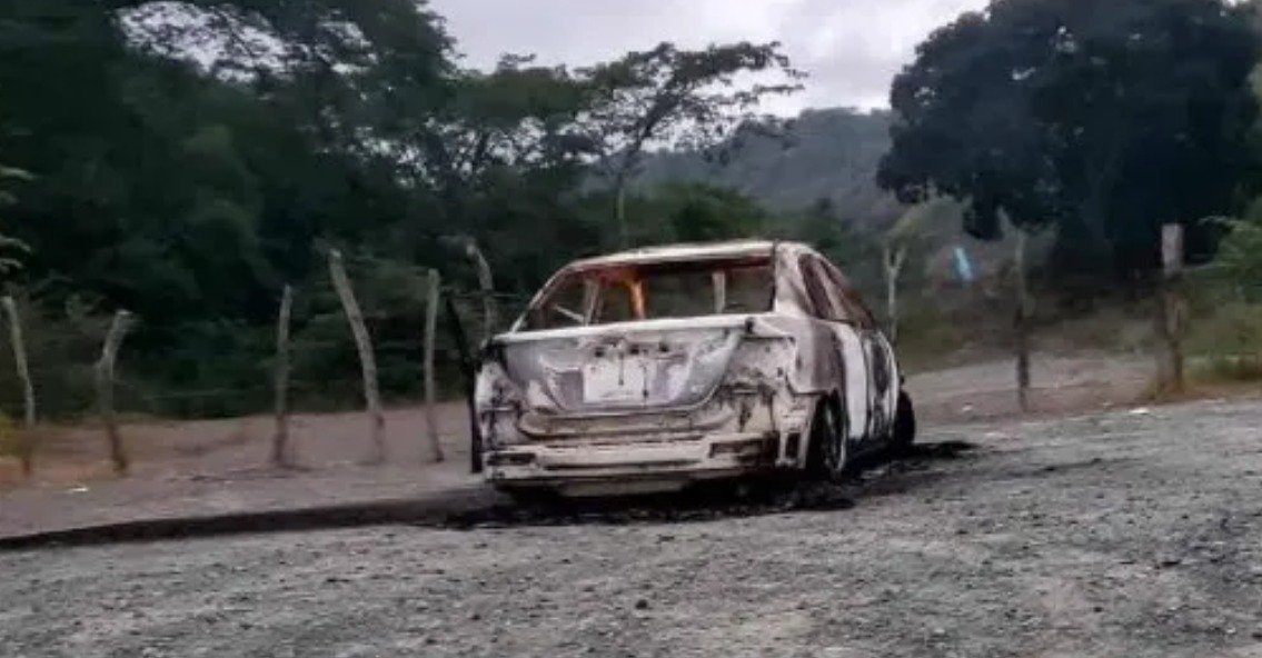 Disparos en la cabeza, encapuchados y los otros detalles de la muerte de tres hombres y un auto quemado en Chuarrancho