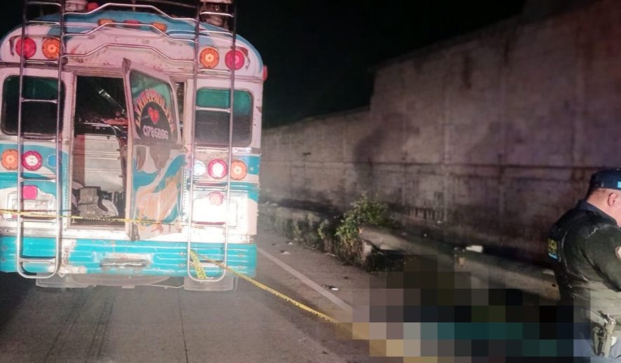Una persona fallecida y dos heridas en asalto a bus en el km 77 de la ruta Interamericana