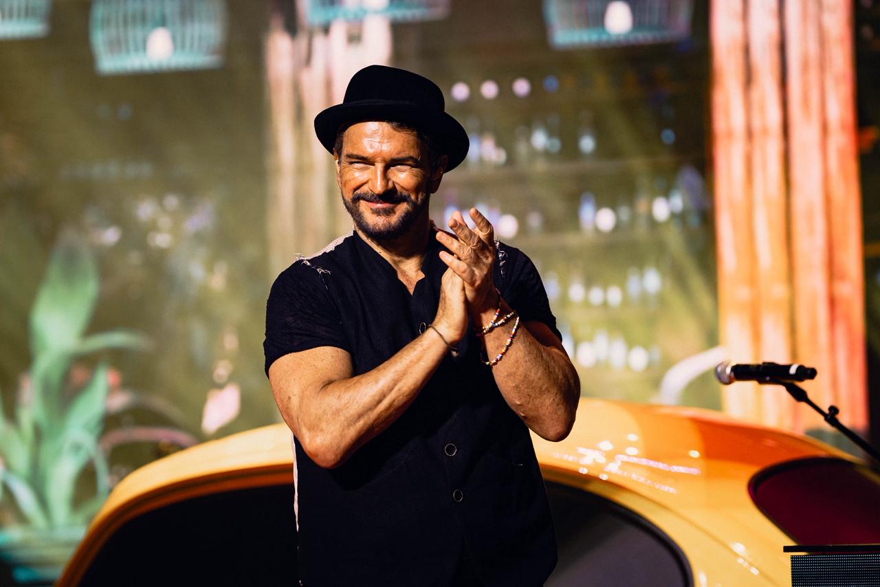 “Vamos a tratar de armar una fiesta de la decepción”: Ricardo Arjona reacciona al resultado del Guatemala vs. Panamá en pleno concierto