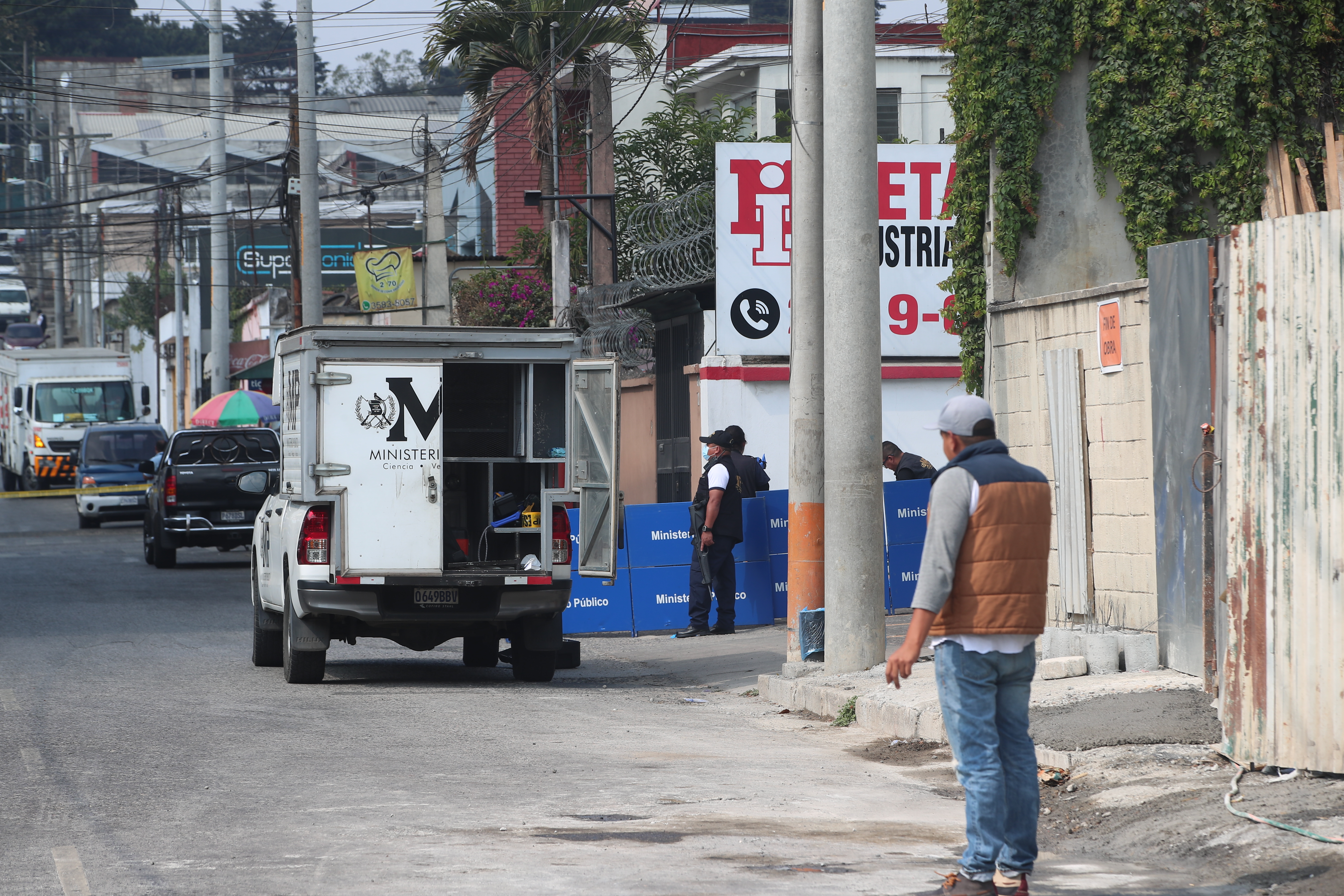 Vehículo del Ministerio Público procesando una escena del crimen en Guatemala.
