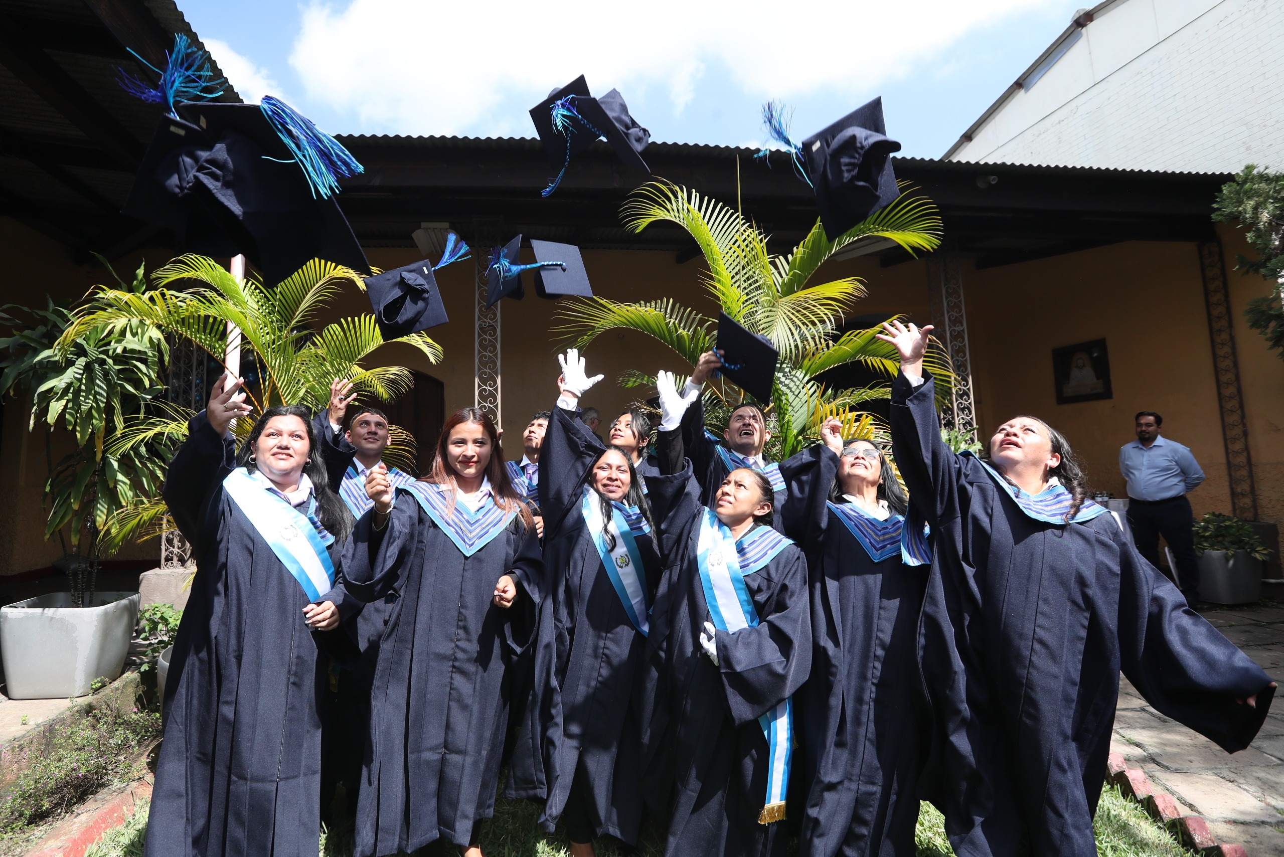 Nueva promoción de la Escuela de Voceadores de Prensa Libre celebra su graduación 2025