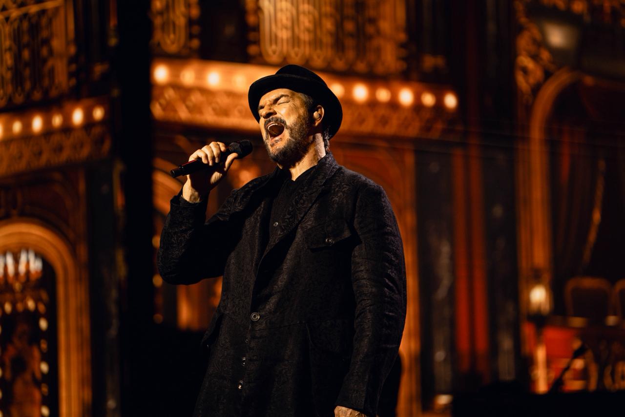 “Vos ya te comprometiste, ahora me le cumplís”: la reacción de Ricardo Arjona ante una propuesta de matrimonio en su sexto concierto