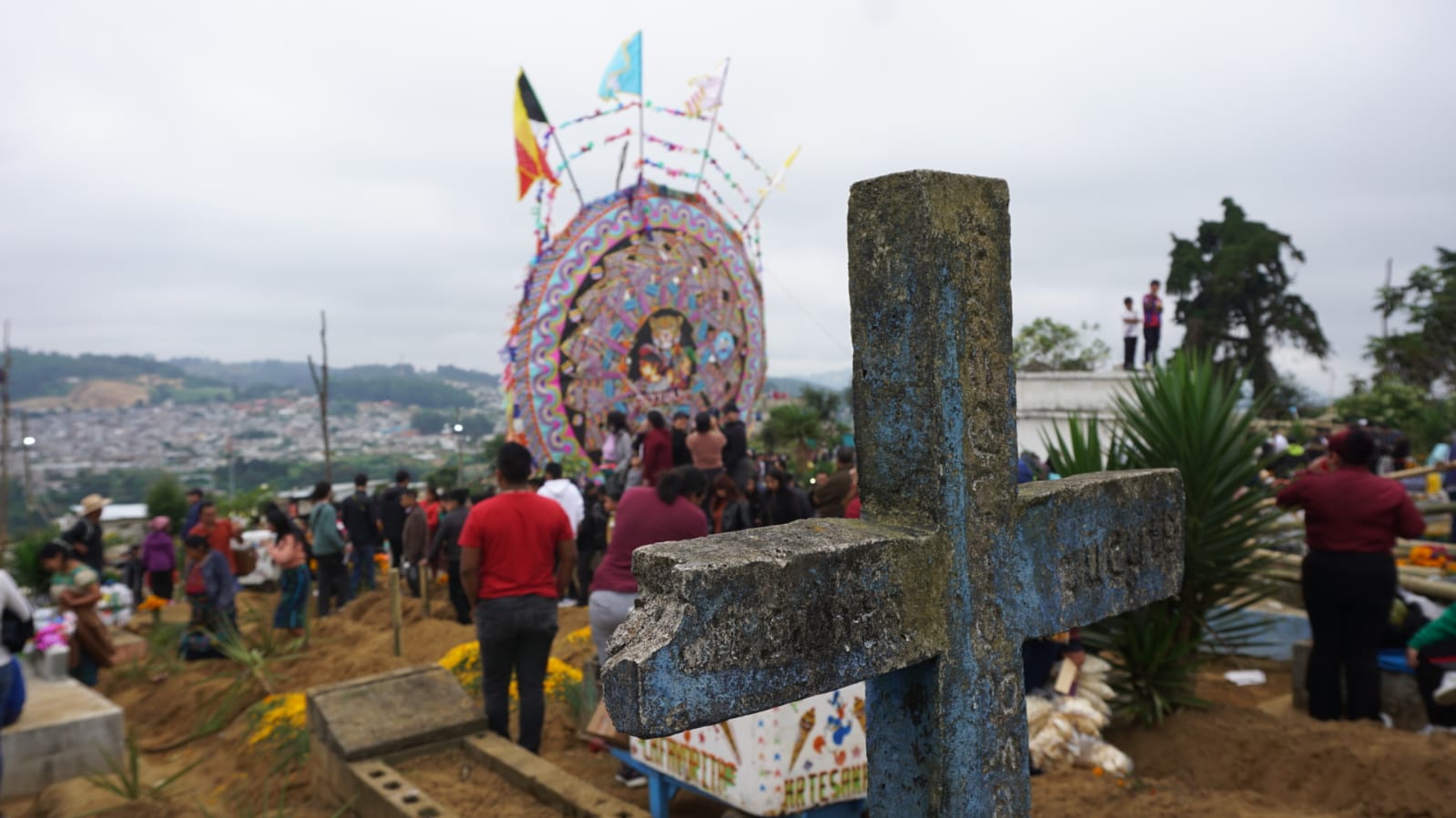 Los colores y mensajes cambian cada año, pero el espíritu es el mismo: honrar a los difuntos y mantener viva una tradición que ha convertido a Santiago Sacatepéquez, en un punto de referencia cultural y turístico. (Fotografía José Sánchez)