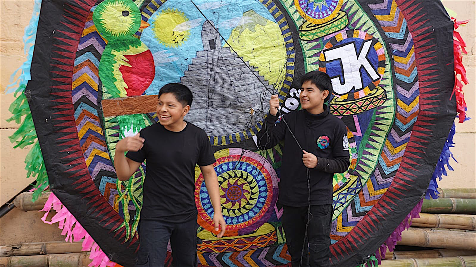 Cada 1 de noviembre, el viento vuelve a levantar estos gigantes de papel, y con ellos, el mensaje de que la cultura y la espiritualidad pueden volar tan alto como la imaginación de un pueblo que se niega a olvidar a sus seres queridos. (Fotografía José Sánchez)