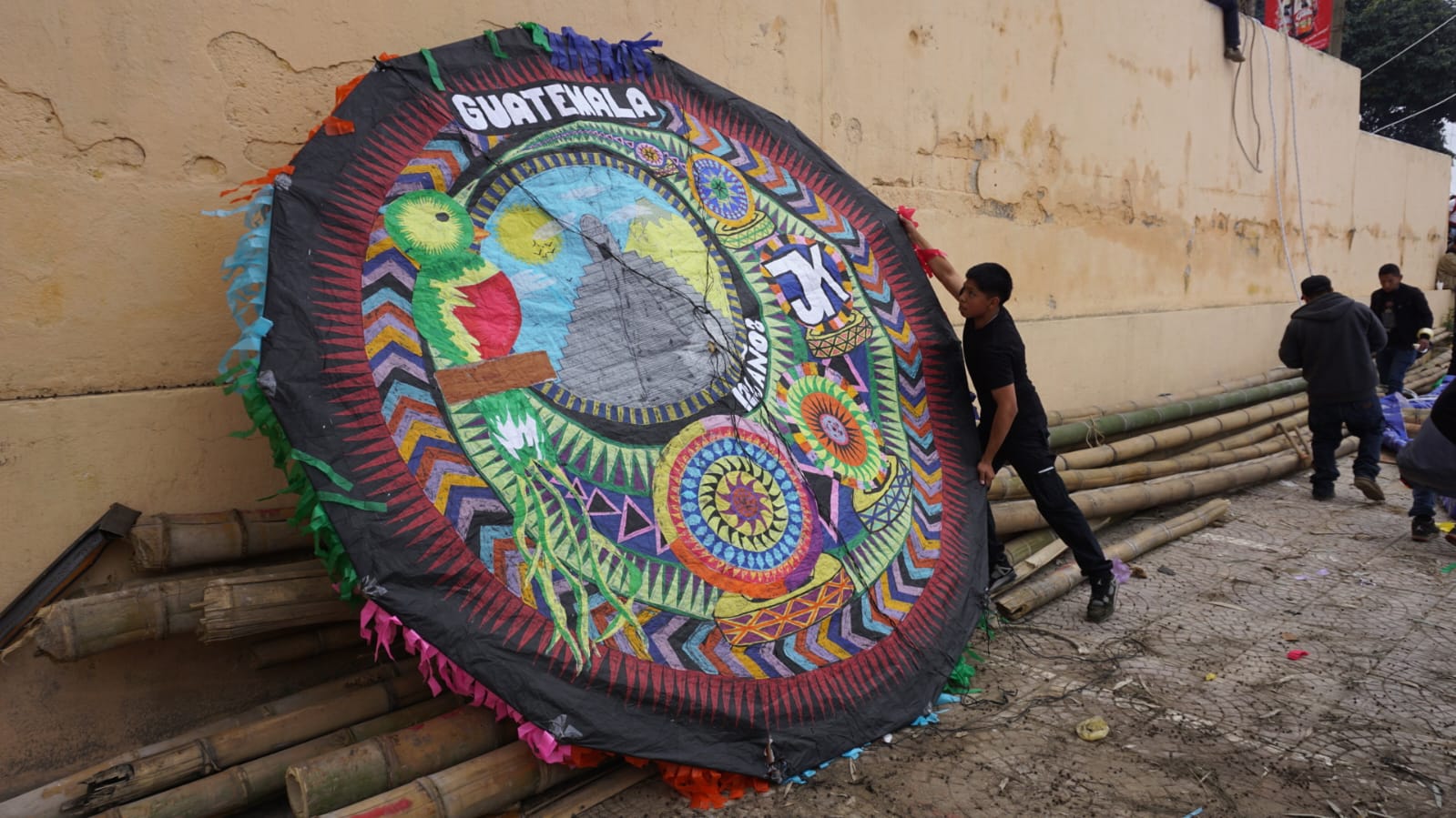 Con más de un siglo de historia, el vuelo de barriletes gigantes de Santiago Sacatepéquez ha sido reconocido como Patrimonio Cultural Intangible de la Nación, y continúa inspirando a nuevas generaciones a preservar sus raíces. (Fotografía Prensa Libre: José Sánchez)