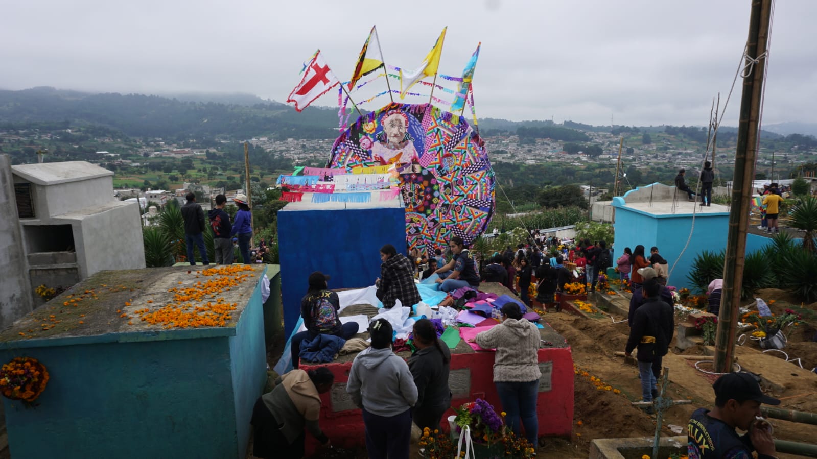 Durante la jornada, los visitantes recorren los pasillos del cementerio entre flores, velas y altares. Las familias aprovechan para compartir alimentos, recordar a sus seres queridos y, al mismo tiempo, admirar los gigantes que se elevan sobre las tumbas. (Fotografía Prensa Libre: José Sánchez)