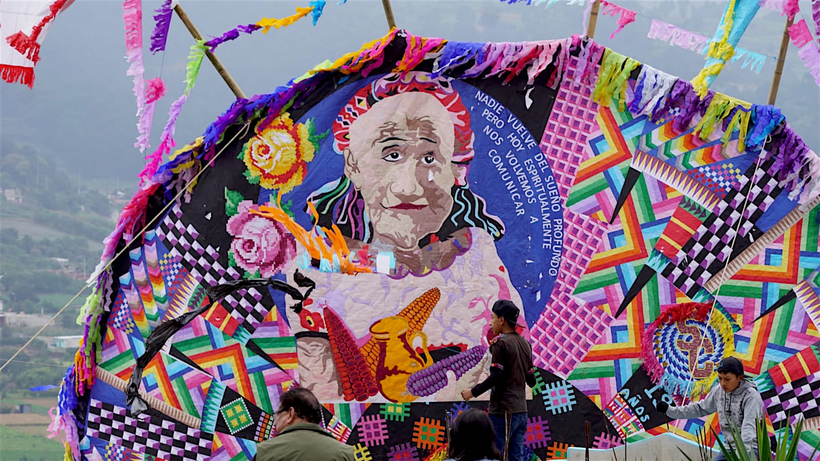 En la elaboración de Barriletes gigantes los artesanos comienzan su labor desde mediados de año. En casas, salones comunales y patios improvisados, cortan, pegan y dibujan figuras que simbolizan esperanza, amor y respeto por la vida. (Fotografía Prensa Libre:José Sanchez)