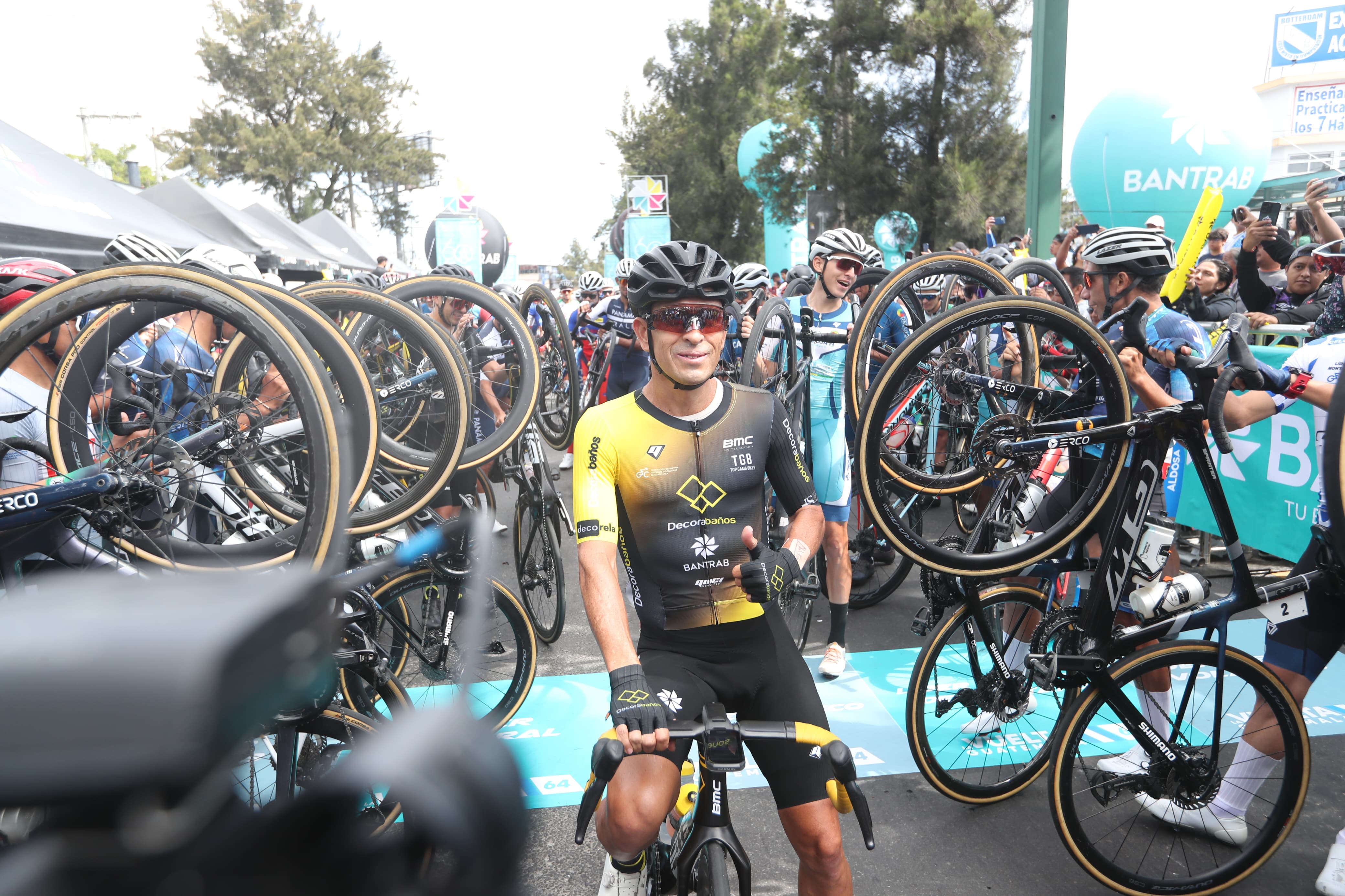 Manuel Rodas recibió un emotivo pasillo por los ciclistas antes del inicio de la 64 Vuelta a Guatemala
