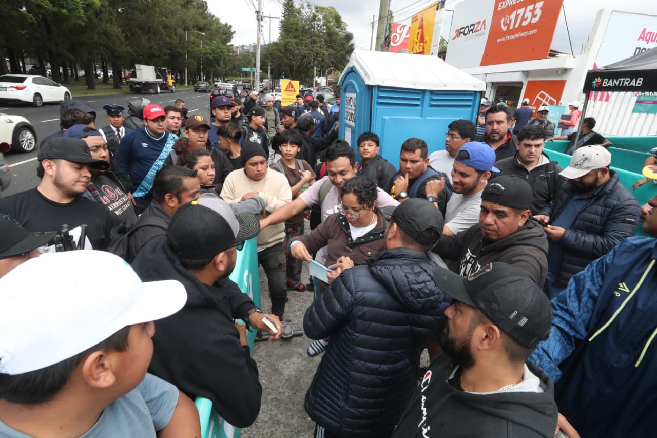 Selección de Guatemala: Con brazaletes y listas, la afición se organiza para conseguir entradas a los juegos eliminatorios de la Azul y Blanco