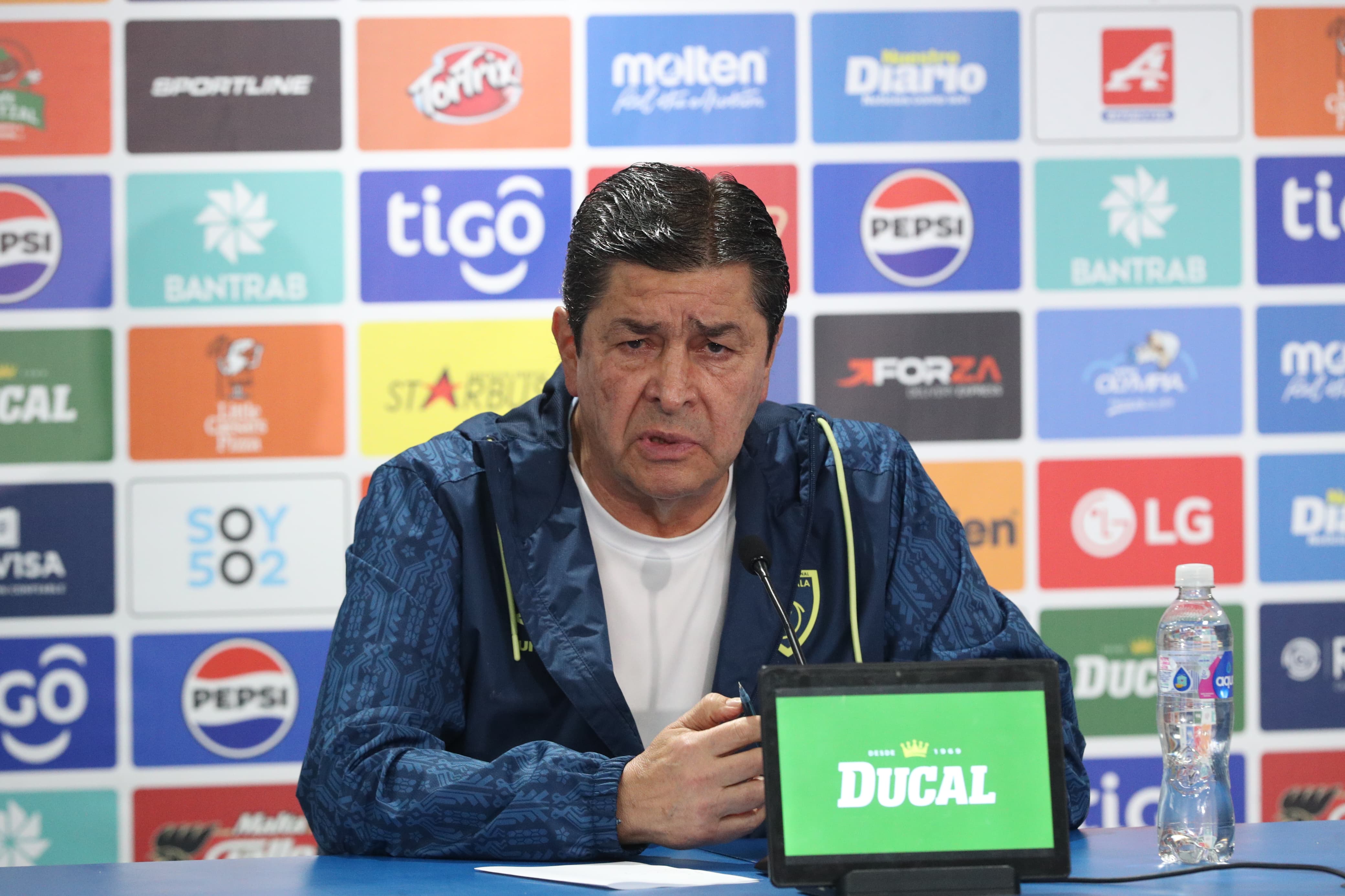 Fernando Tena en conferencia de prensa previo al duelo frente a Surinam. (Foto Prensa Libre: Annia Juárez).