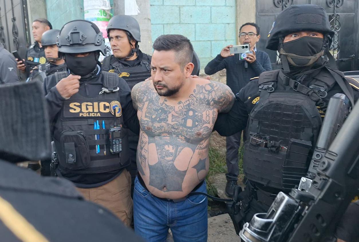 Ever Jhonatan Sinay Dionisio, alias Cartoon, es capturado por agentes de la PNC, tras permanecer prófugo seis semanas. (Foto Prensa Libre: PNC)