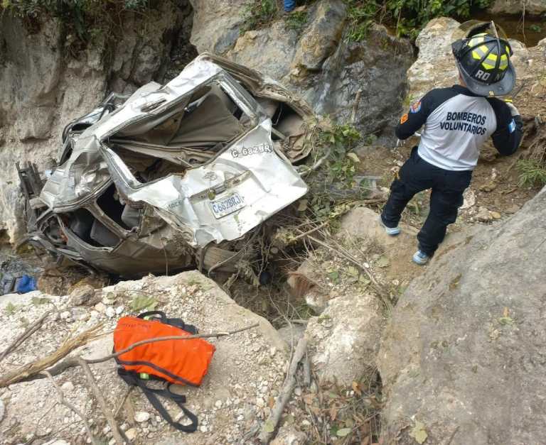 Microbús cae a barranco de 25