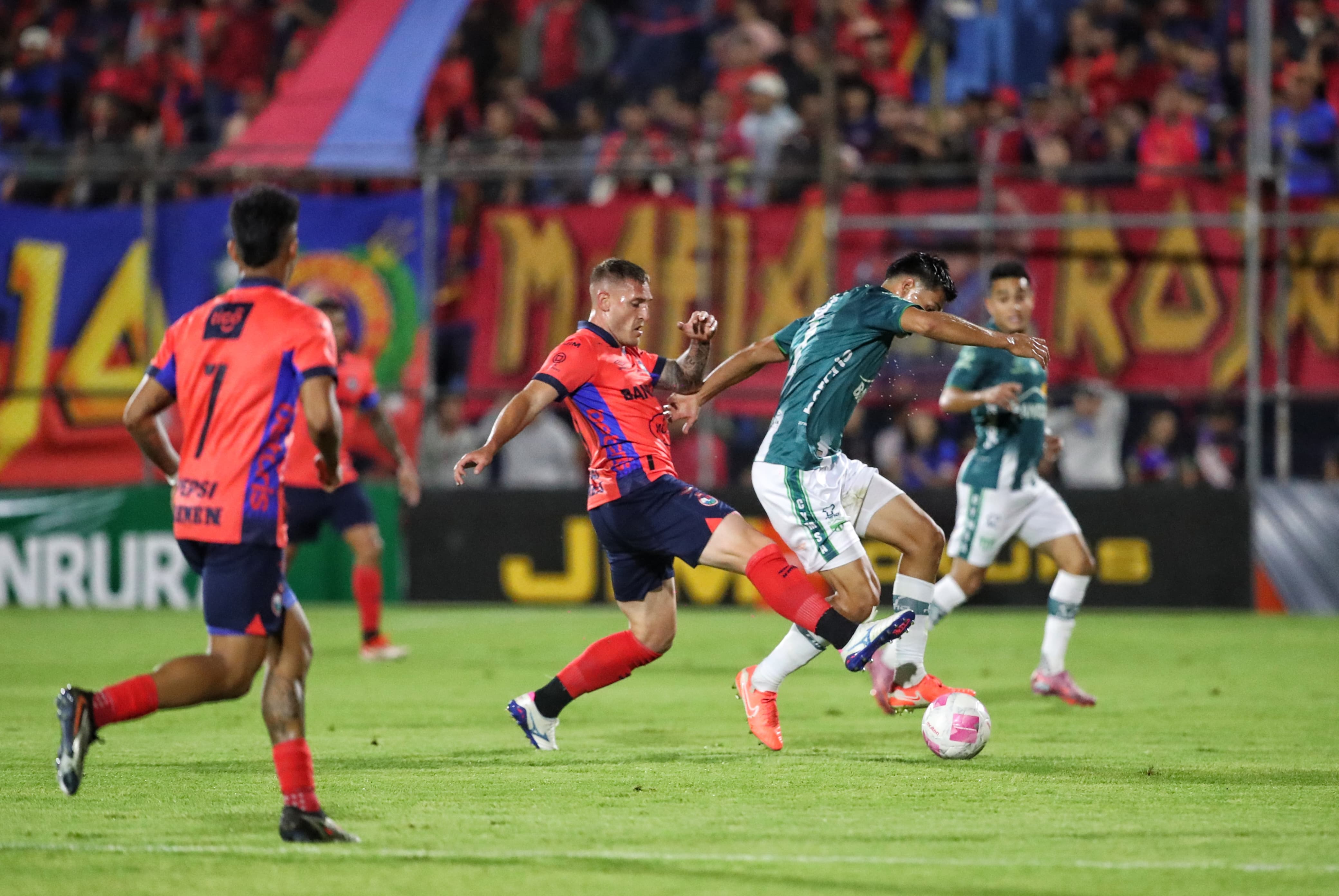 VIDEO | Así fue la batalla campal entre Municipal y Antigua GFC al finalizar el juego en El Trébol