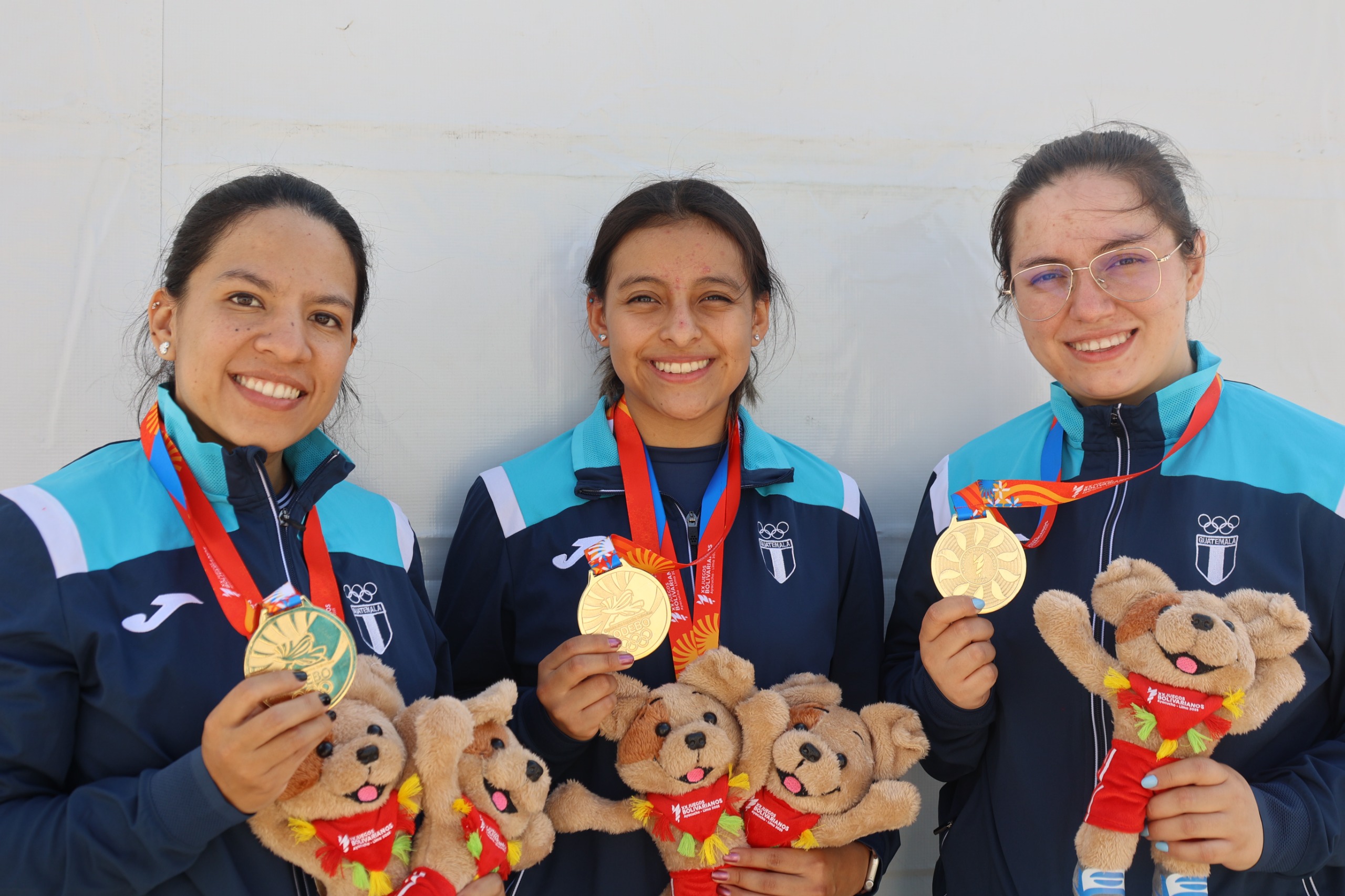 Polymaría Velásquez,  Gloria Rivas y Ingrid Velásquez, se consagraron con la medalla de oro. (Foto: Prensa Libre, Delegado ACD)
