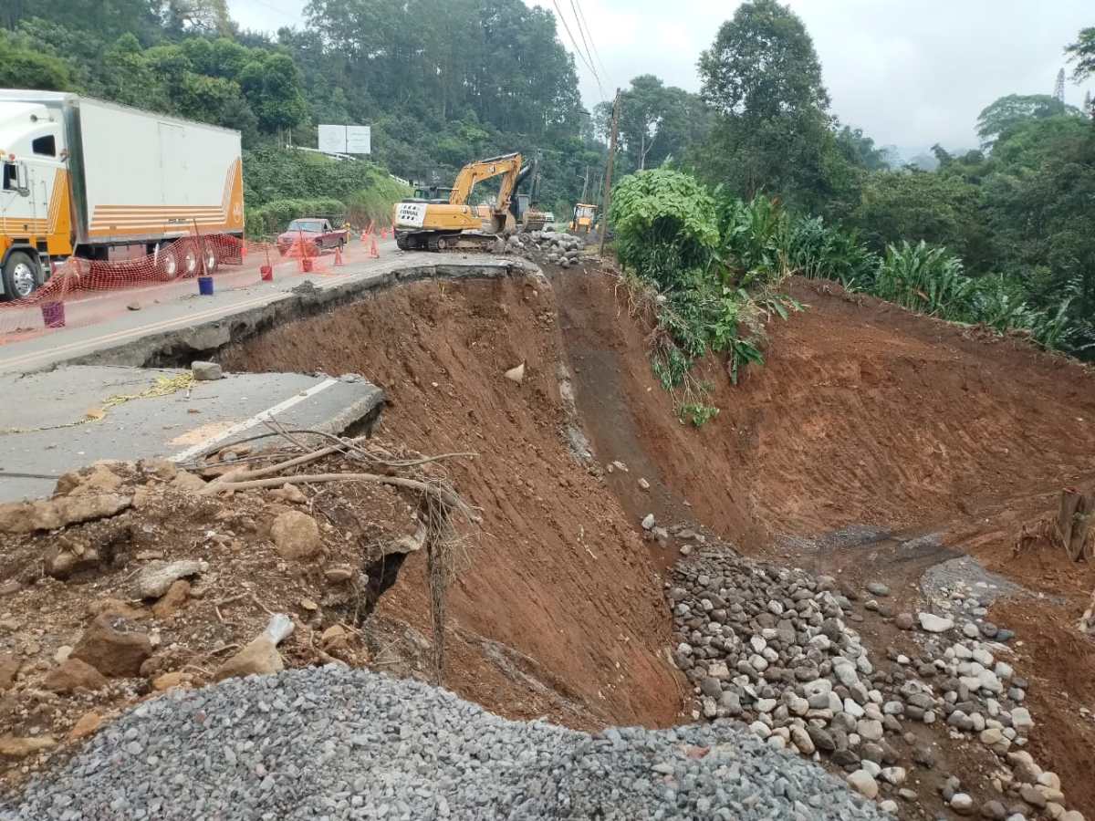 Las autoridades de la Unidad de Conservación Vial (Covial) informaron este sábado 8 de noviembre que se habilitó un tercer carril en el kilómetro 194 de la ruta Cito-Zarco. (Foto Prensa Libre: Cortesía)