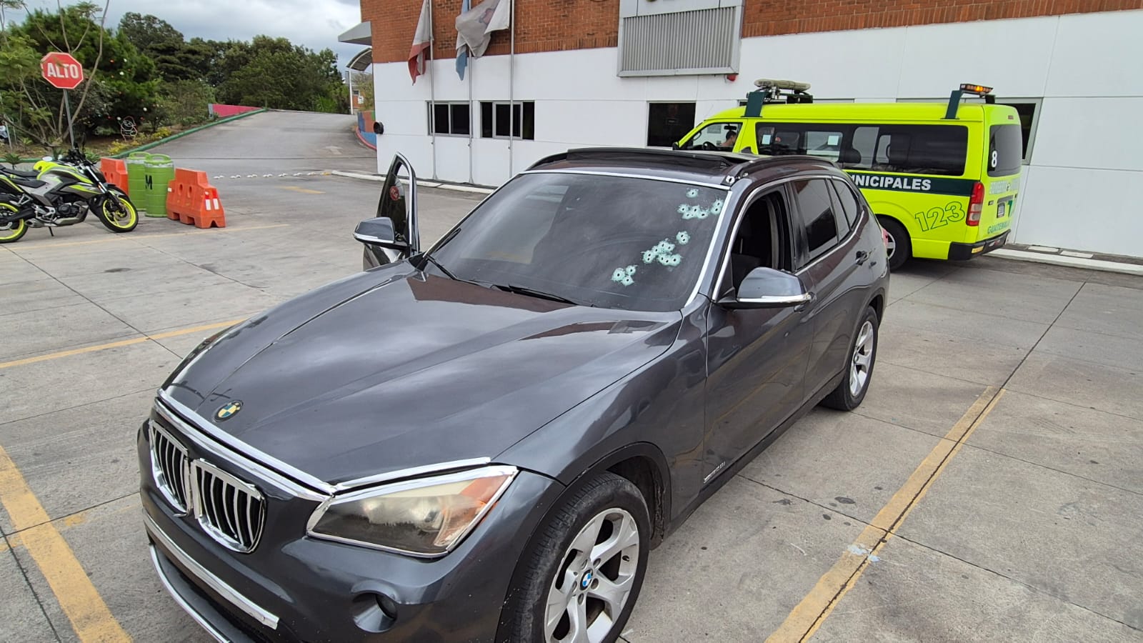 Más de 30 balazos perforan vehículo de lujo en la ruta al Atlántico; un hombre resultó herido