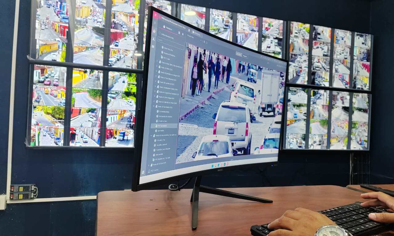 Monitores muestran la actividad captada por más de 500 cámaras operadas desde el centro de vigilancia que Fundantigua administra tras retirar el control a la municipalidad. (Foto Prensa Libre: Moisés Xec)