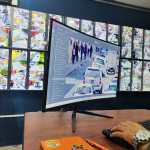 Monitores muestran la actividad captada por más de 500 cámaras operadas desde el centro de vigilancia que Fundantigua administra tras retirar el control a la municipalidad. (Foto Prensa Libre: Moisés Xec)