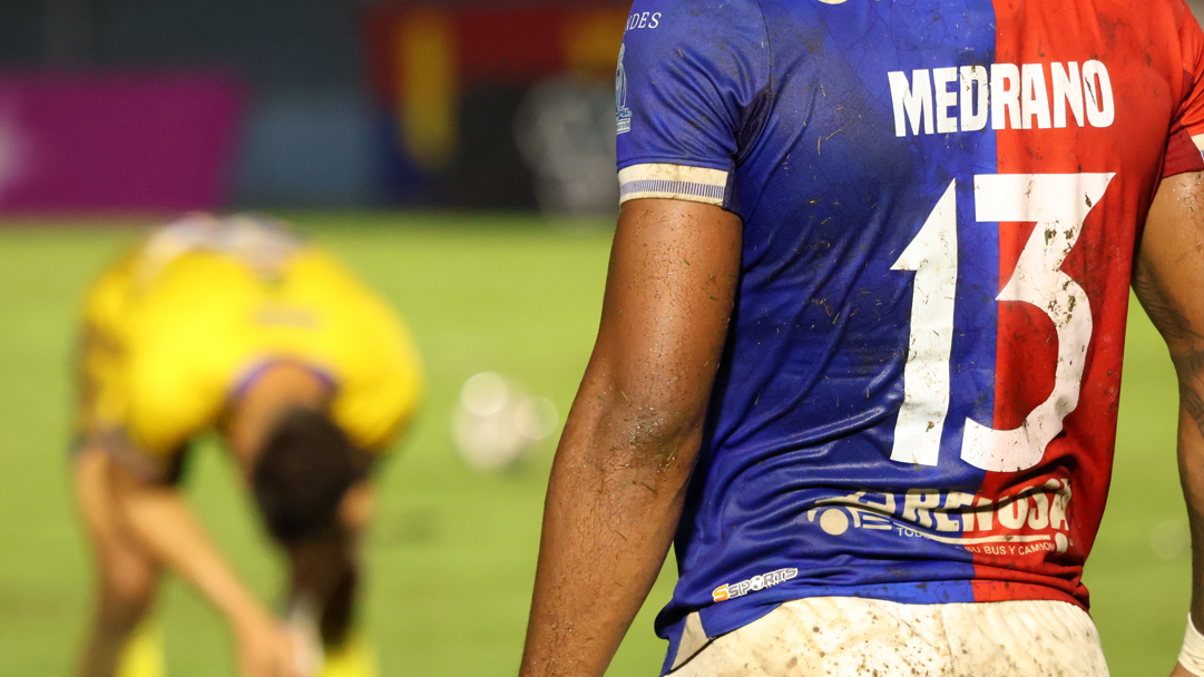 Proscrito en la sociedad salvadoreña por su relación con la Mara Salvatrucha, el 13 comienza a dejarse ver en contextos sin estigma, como en la espalda de Edgar Medrano, uno de los delanteros del Club Deportivo FAS.

Roberto Valencia