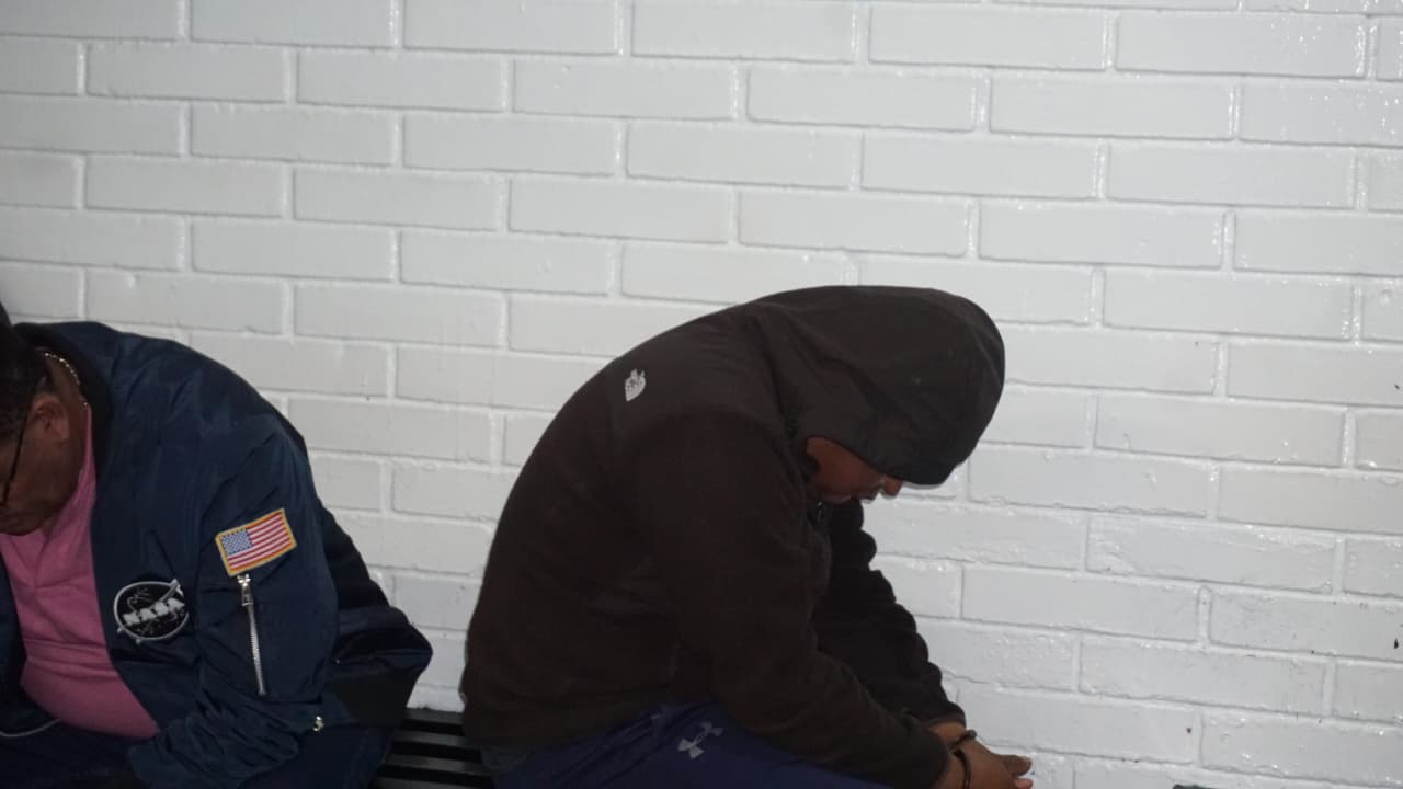 Juez liga a proceso a dos personas por supuesto fraude en compra de uniformes para la PNC