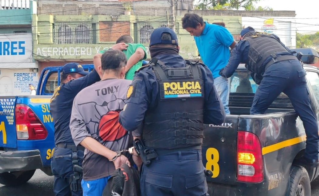 Capturan a tres hombres en punto de narcomenudeo cuando intentaban ocultar armas en un tinaco