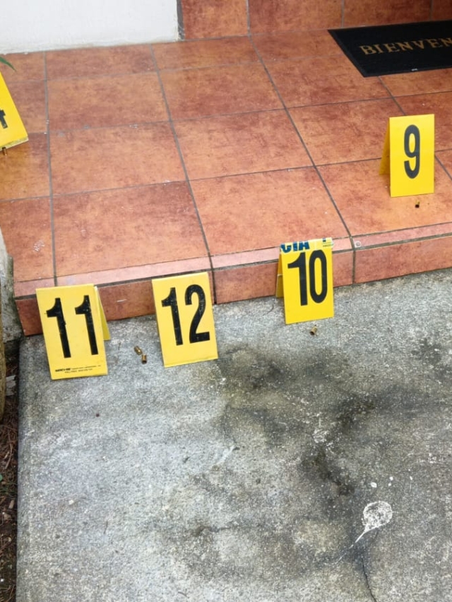 Casquillos de arma de fuego recabados frente a la vivienda 47 en condominio Jardines de Arrazola, Fraijanes, Guatemala