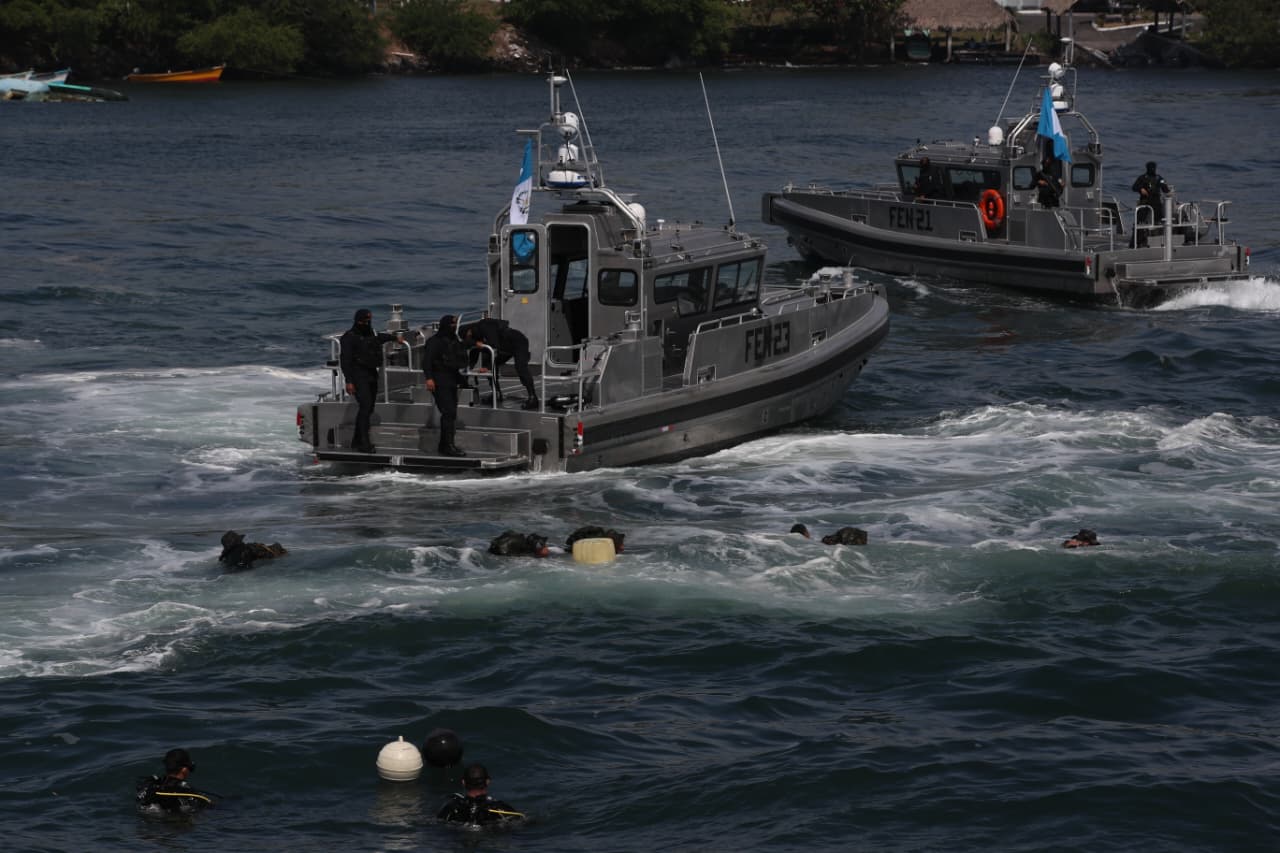 Dos de las tres embarcaciones rápidas de respuesta costera Silver Ships entregadas por Estados Unidos para fortalecer la vigilancia marítima en Guatemala. (Foto, Prensa Libre: Esbin G).