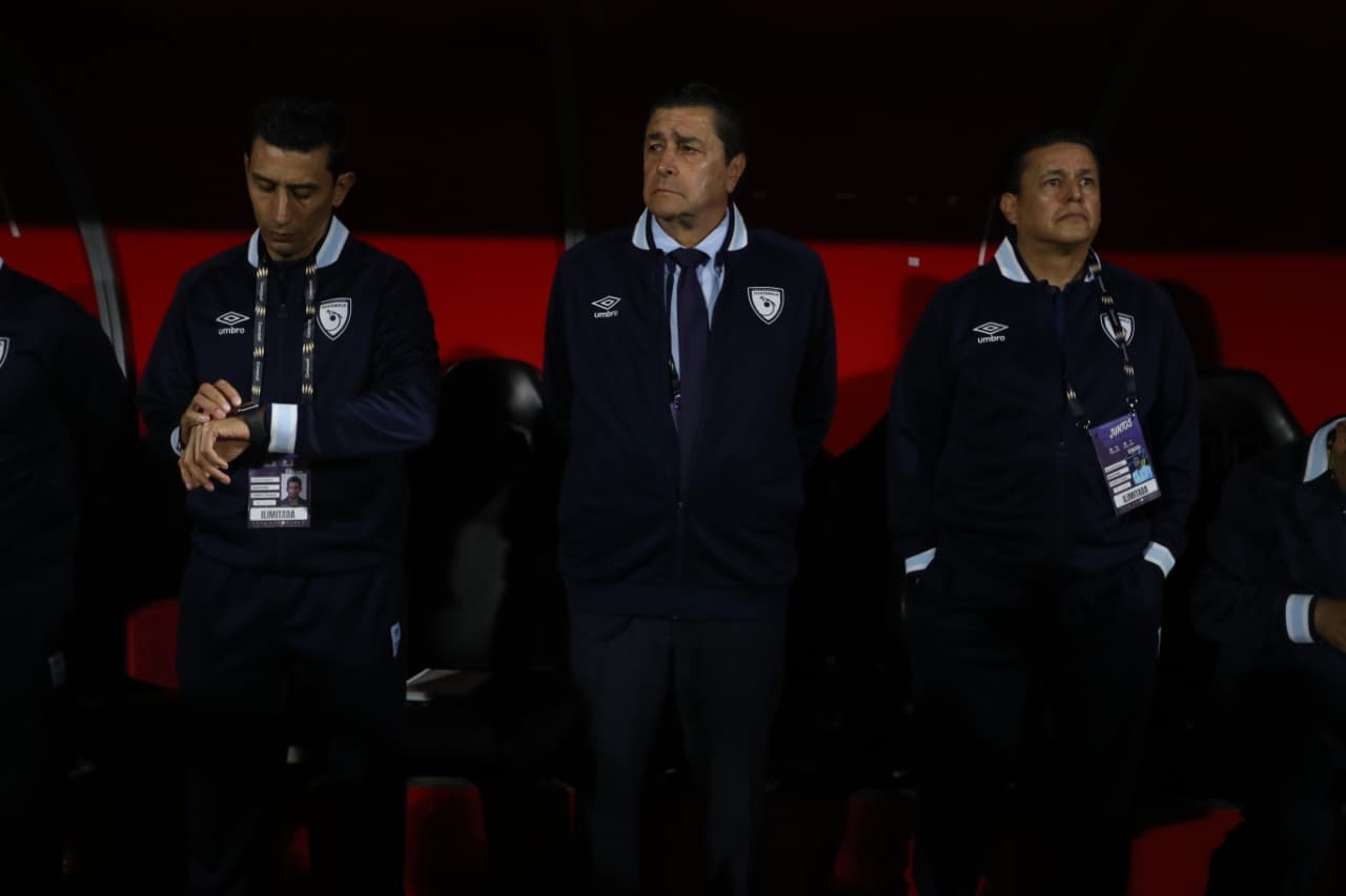 Luis Fernando Tena deja a disposición de Gerardo Paiz su continuidad al frente de la Selección de Guatemala