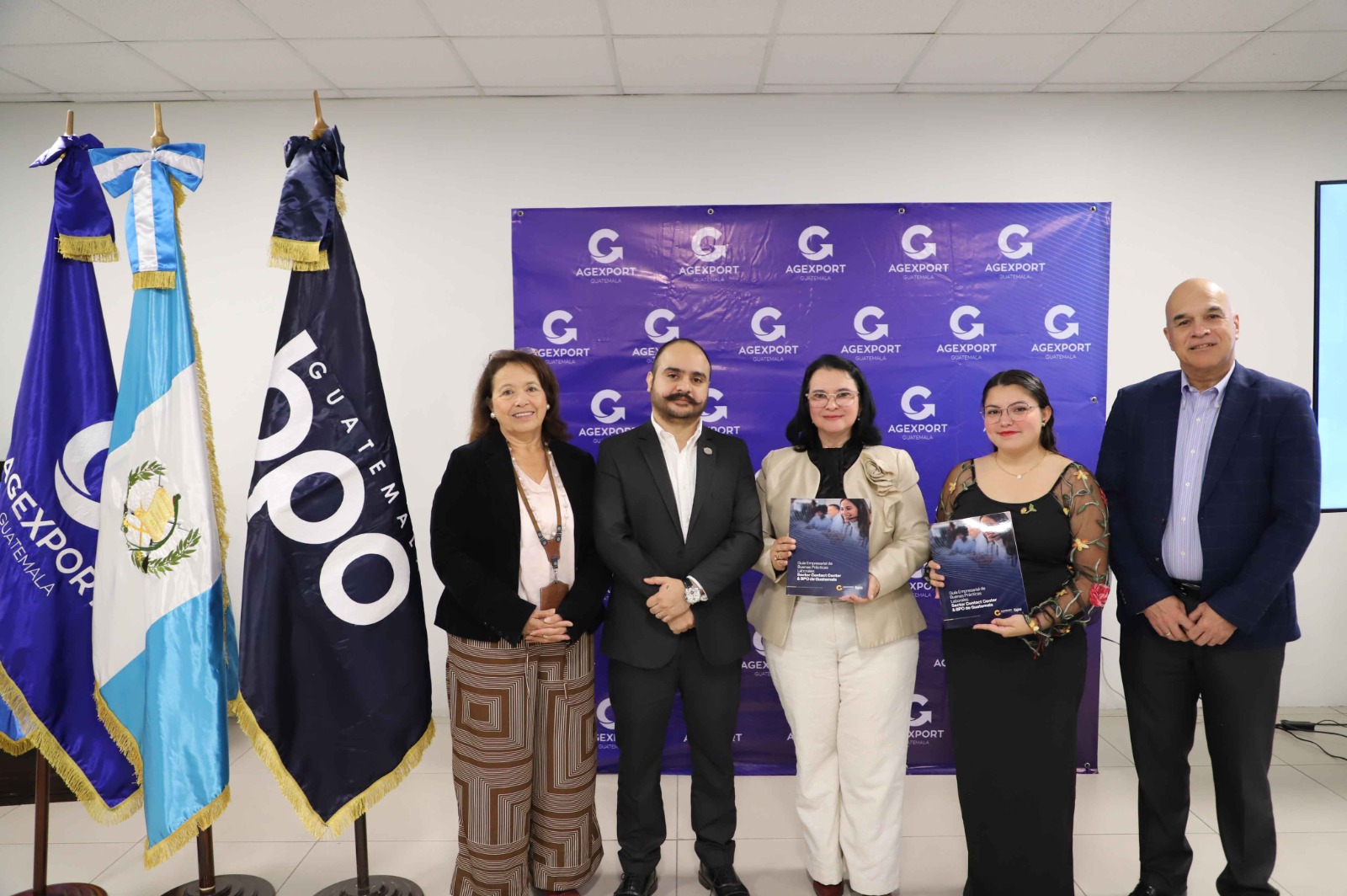 Representantes del Sector de Contact Center & BPO de AGEXPORT y la viceministra de Trabajo durante la presentación de la Guía de Buenas Prácticas Laborales en Guatemala.