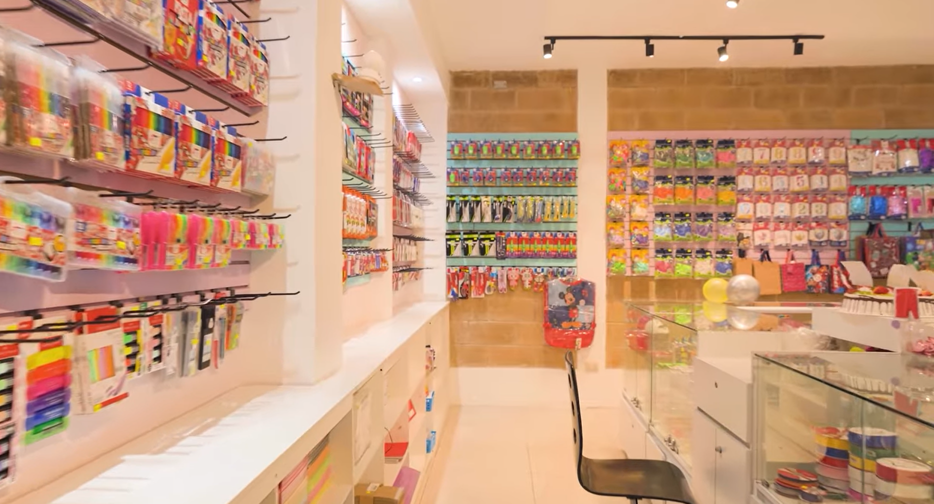 El local renovado muestra una iluminación más cálida y estratégica, además de paredes en tonos pastel que realzan las diferentes áreas de la librería creativa. (Foto, Prensa Libre)