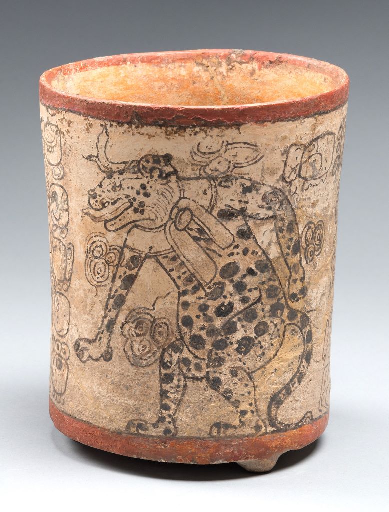 Vaso estilo Códice decorado con la figura de un jaguar rodeado de estrellas, con las fauces abiertas, lengua de fuera y vistiendo chalina, lo que lo identifica como un Wahyi o ser sobrenatura