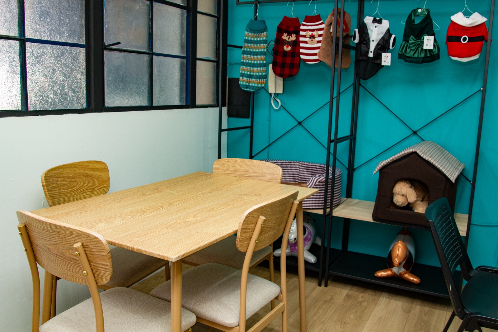 El interior remodelado de Doggie Stuff cuenta ahora con un área de exhibición moderna y luminosa que refleja la identidad de la marca y mejora la experiencia de los clientes. (Foto, Prensa Libre: cortesía)