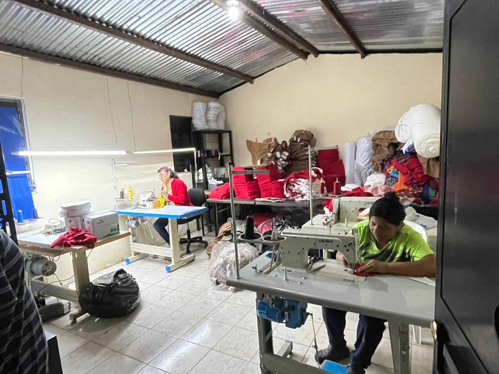 En uno de los talleres de producción de Doggie Stuff, su fundadora Sindy Márquez promueve la inclusión laboral al brindar empleo a mujeres de la tercera edad y ofrecer a madres horarios flexible (Foto, Prensa Libre: cortesía)