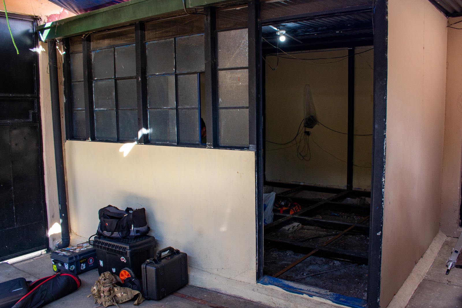 Antes de la remodelación, el área de ventas de Doggie Stuff presentaba mobiliario y láminas deterioradas por el paso del tiempo, sin reflejar la esencia dinámica de la marca. En la foto el equipo ya había preparado el área para empezar a trabajar. (Foto, Prensa Libre: cortesía)