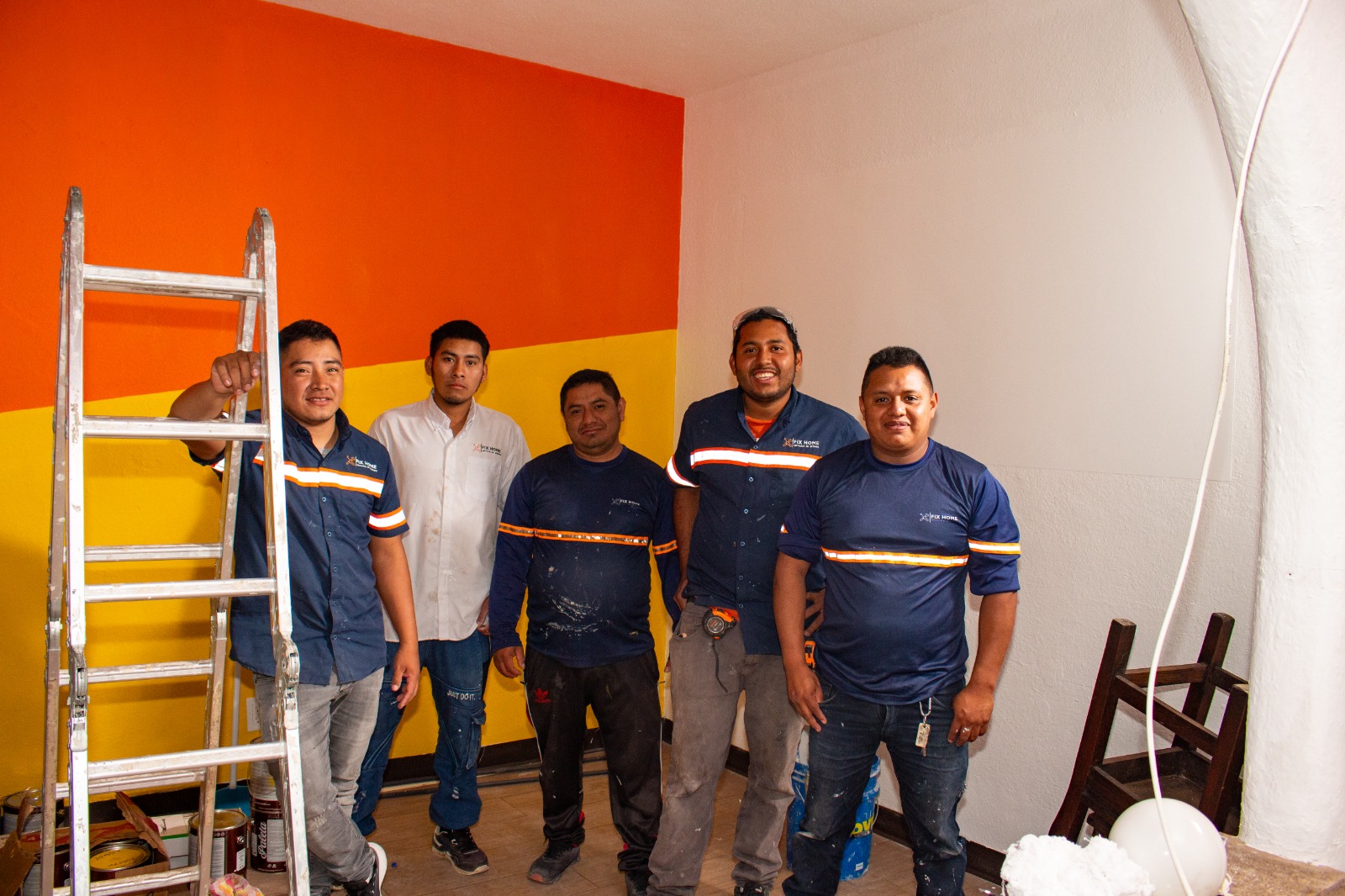 En la foto se observa al equipo de remodelación y diseño encargado de realizar las mejoras en el local de Juan José Estrada, conocido como “El Shukero”. (Foto, Prensa Libre: cortesía)