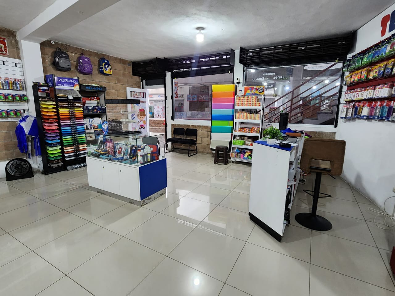 Aspecto del local antes de la remodelación, con paredes de block y mobiliario básico que posteriormente sería modernizado y reorganizado. (Foto, Prensa Libre)